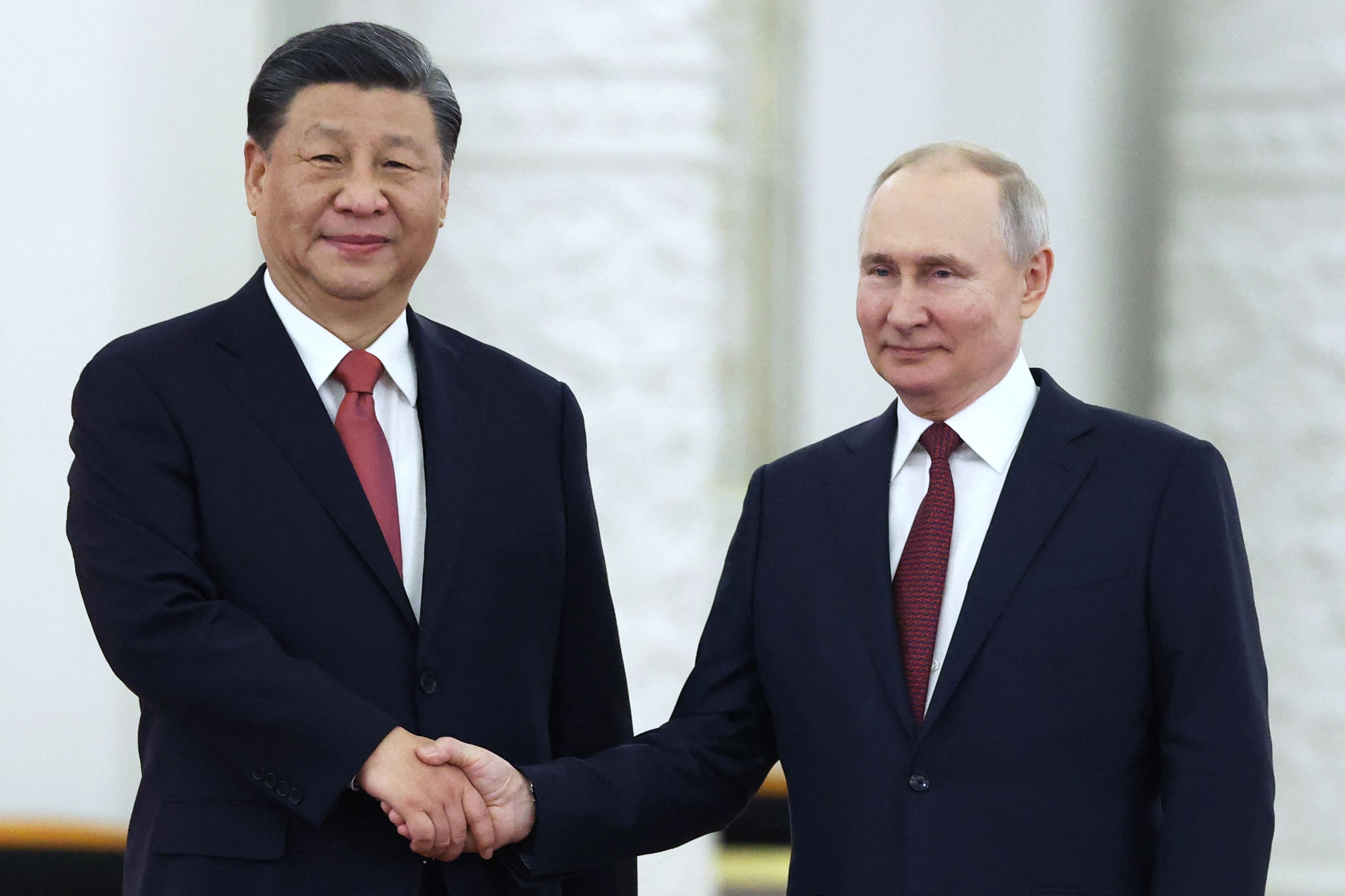 Presiden Tiongkok Xi Jinping (kiri) dan Presiden Rusia Vladimir Putin.