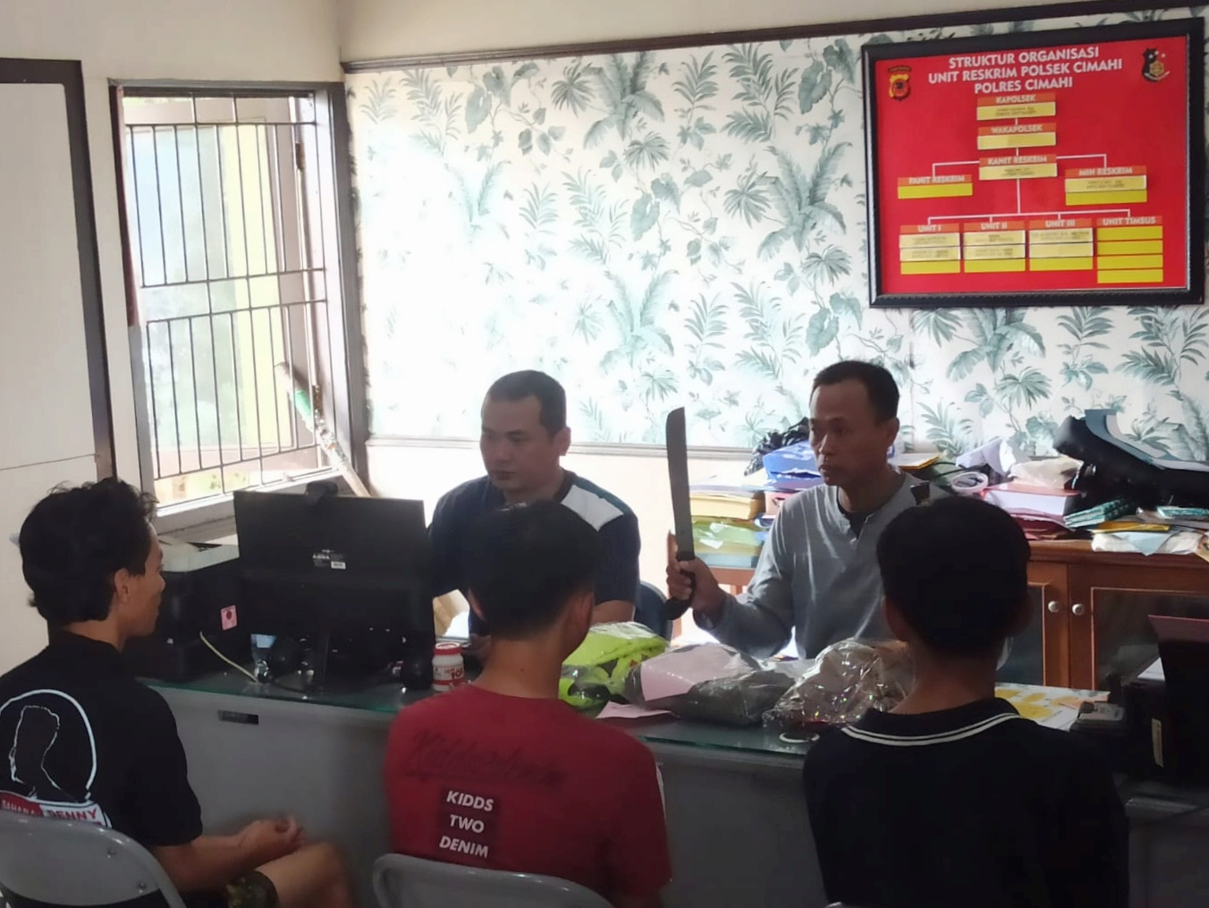 Polisi memeriksa para pelaku penganiayaan di Kota Cimahi