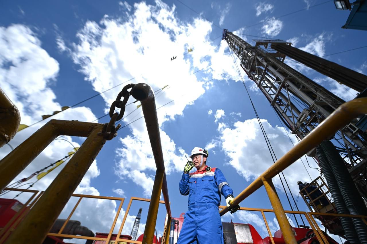 Pekerja di anjungan migas milik PHE