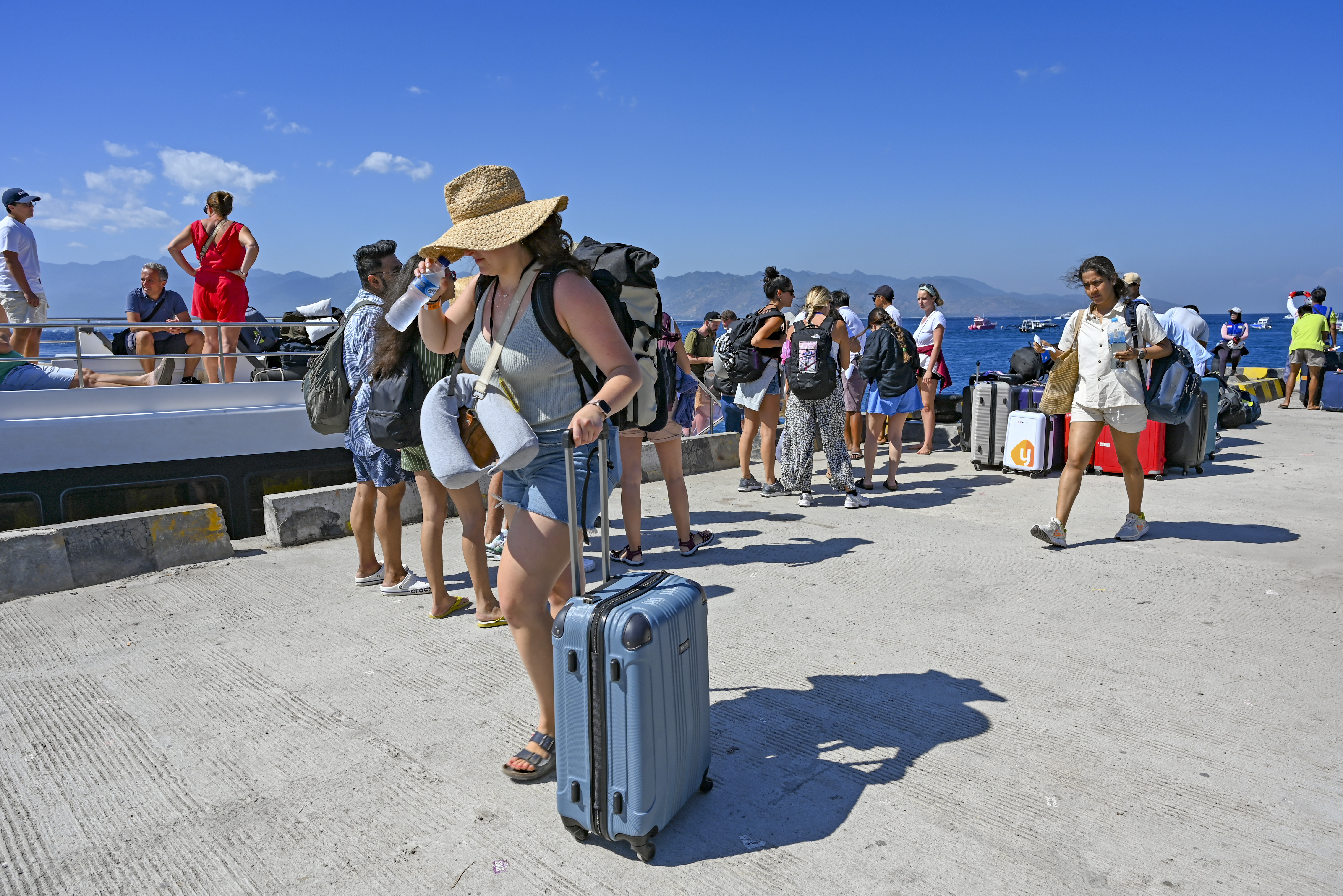 Sejumlah wisatawan asing tiba di pelabuhan Gili Trawangan, Desa Gili Indah, Kecamatan Pemenang, Tanjung, Lombok Utara, NTB, Kamis (10/8).