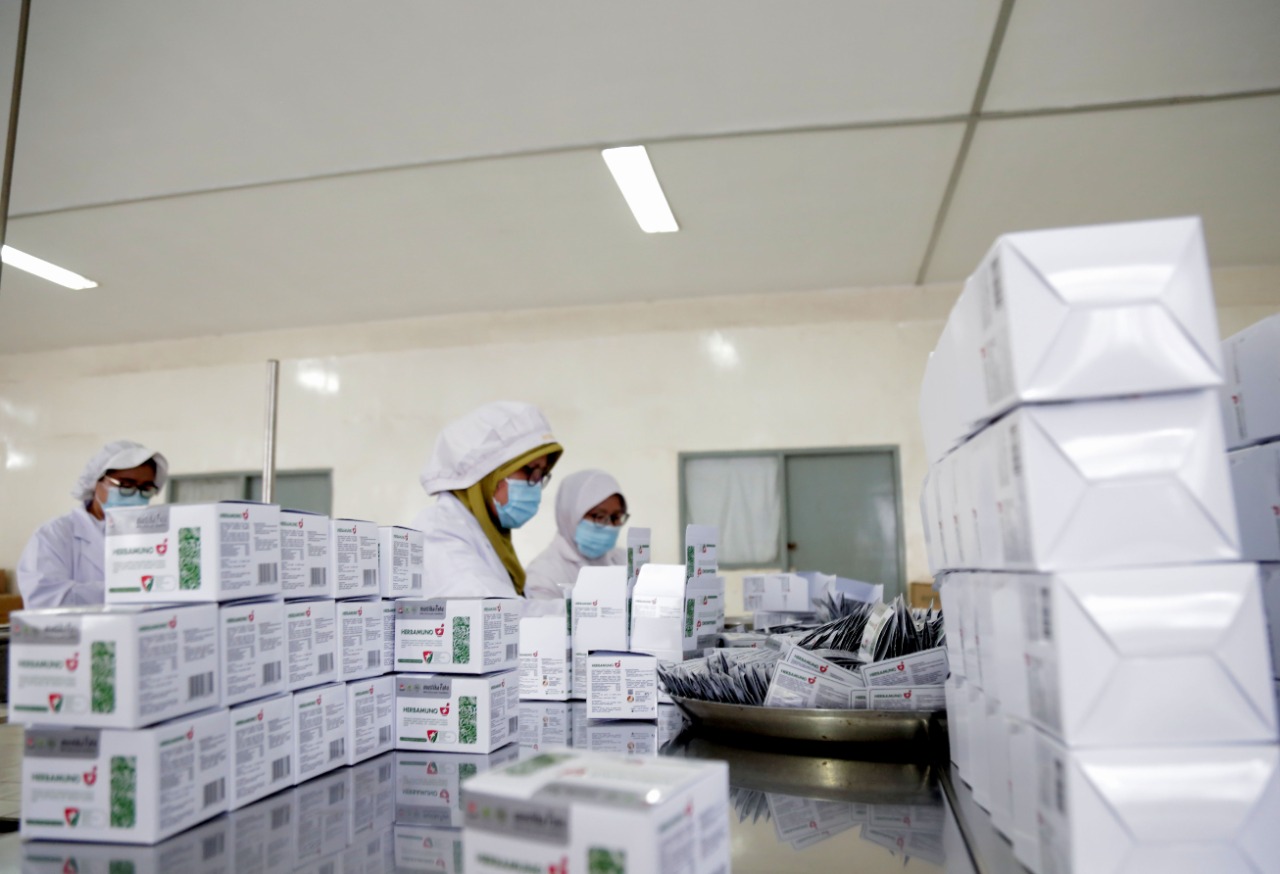 Para pekerja tengah mengepak hasil produksi PT MRBI.