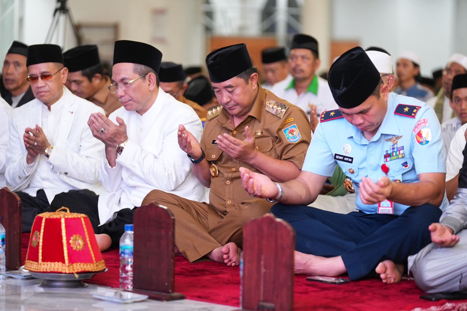 Pj Gubernur Sulsel, Bahtiar Baharuddin, melakukan sholawatan dengan ribuan masyarakat Sulsel, unsur TNI Polri, ulama