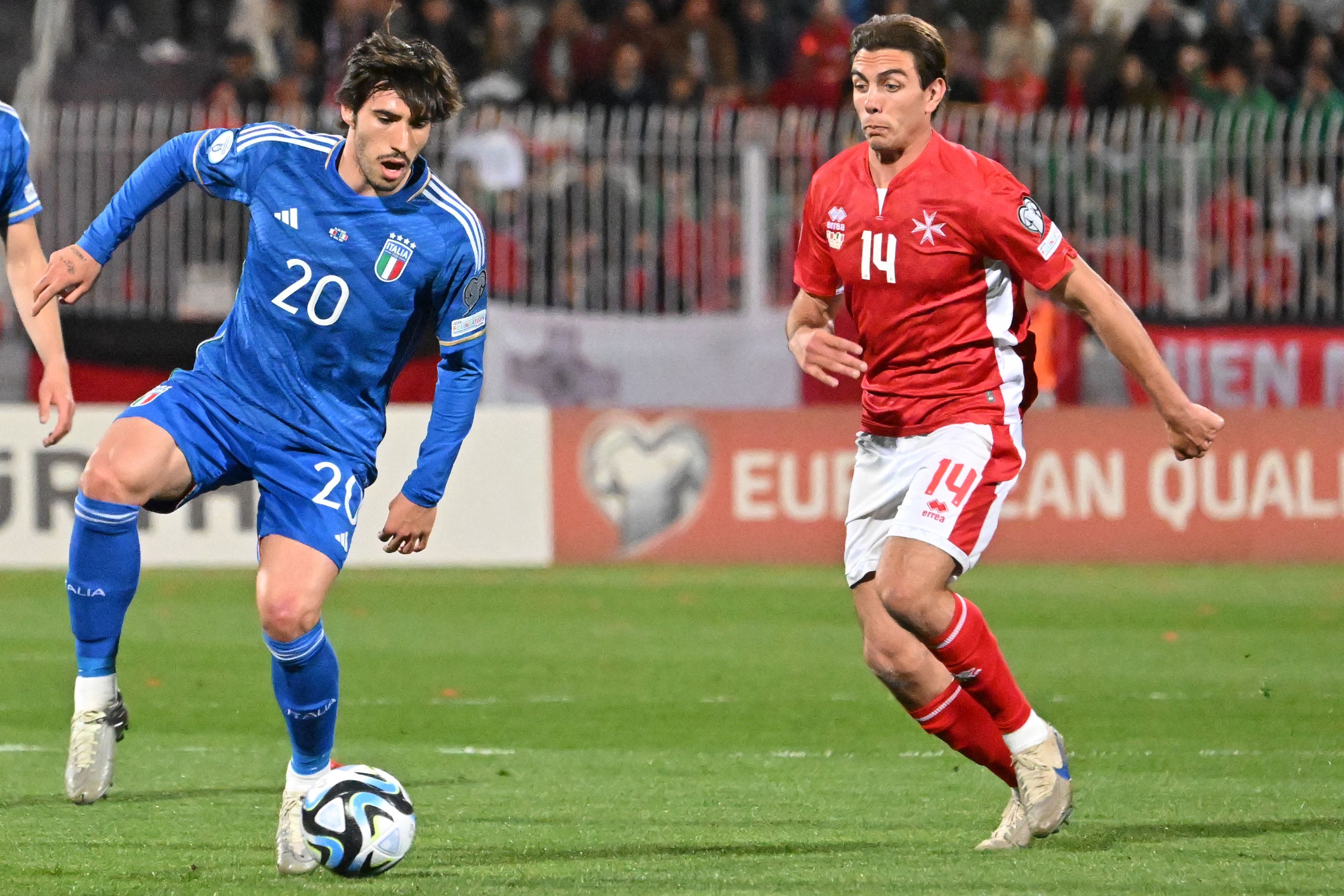 Gelandang timnas Italia Sandro Tonali (kiri)