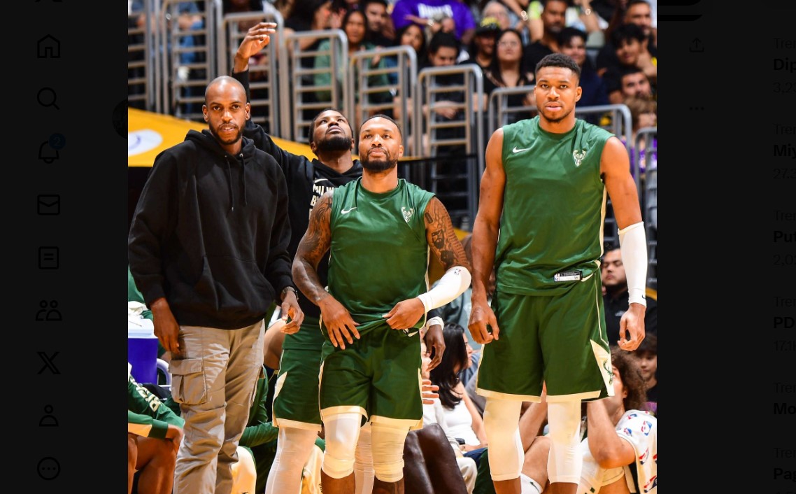 Pebasket Milwaukee Bucks Damian Lillard (tengah) dan Giannis Antetokounmpo (kanan).