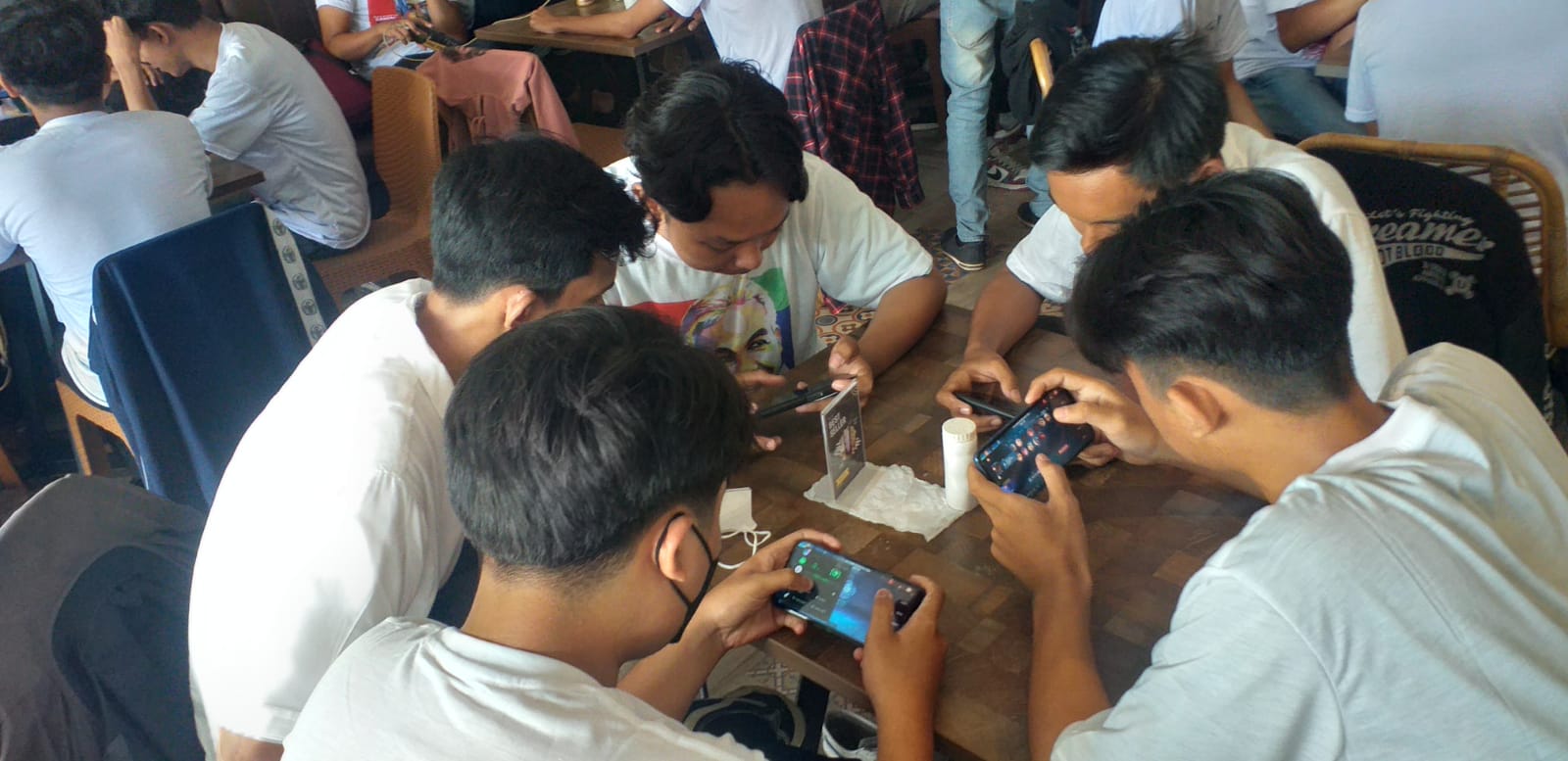 Relawan Sahabat Ganjar dan Kawan Juang GP berkolaborasi menggelar turnamen esport di tiga kota. 
