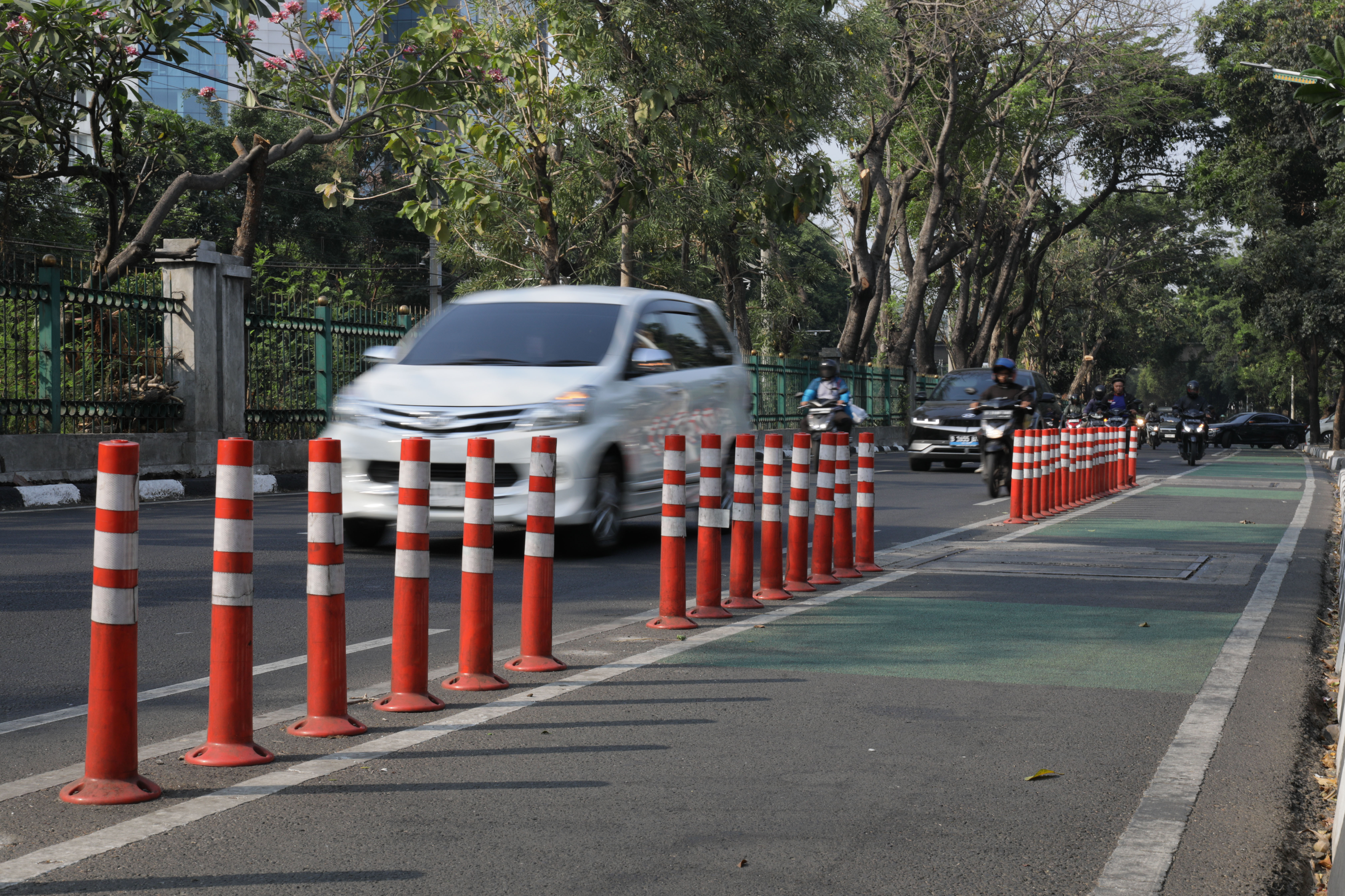 pembatas jalur sepeda (stick cone) yang rusak dan masih tersisa di sepanjang Jalan Tentara Pelajar