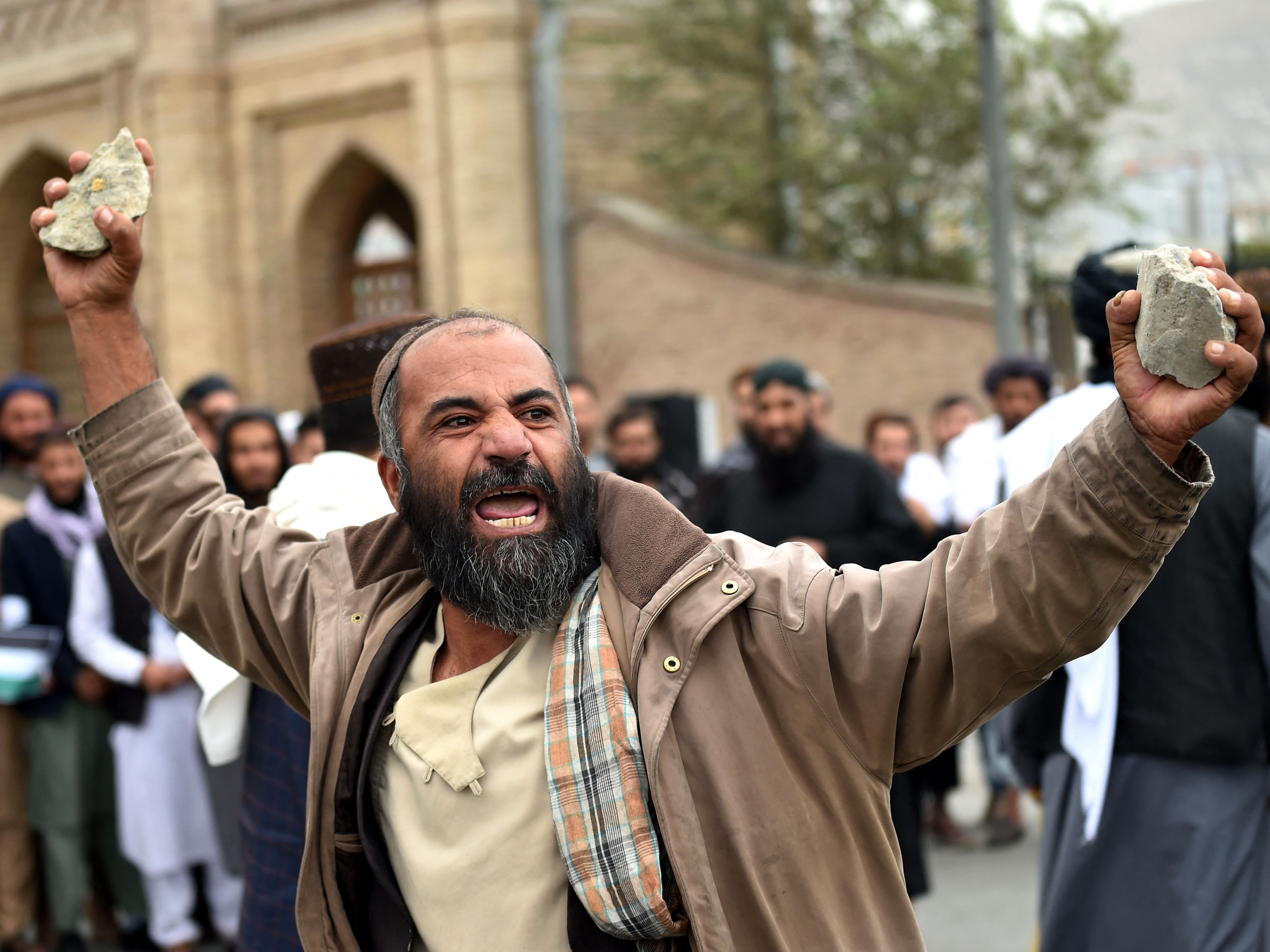 Seorang pengunjuk rasa Afghanistan mengambil bagian dalam demonstrasi anti-Israel setelah salat Jumat di depan masjid Idul Fitri di Kabul.