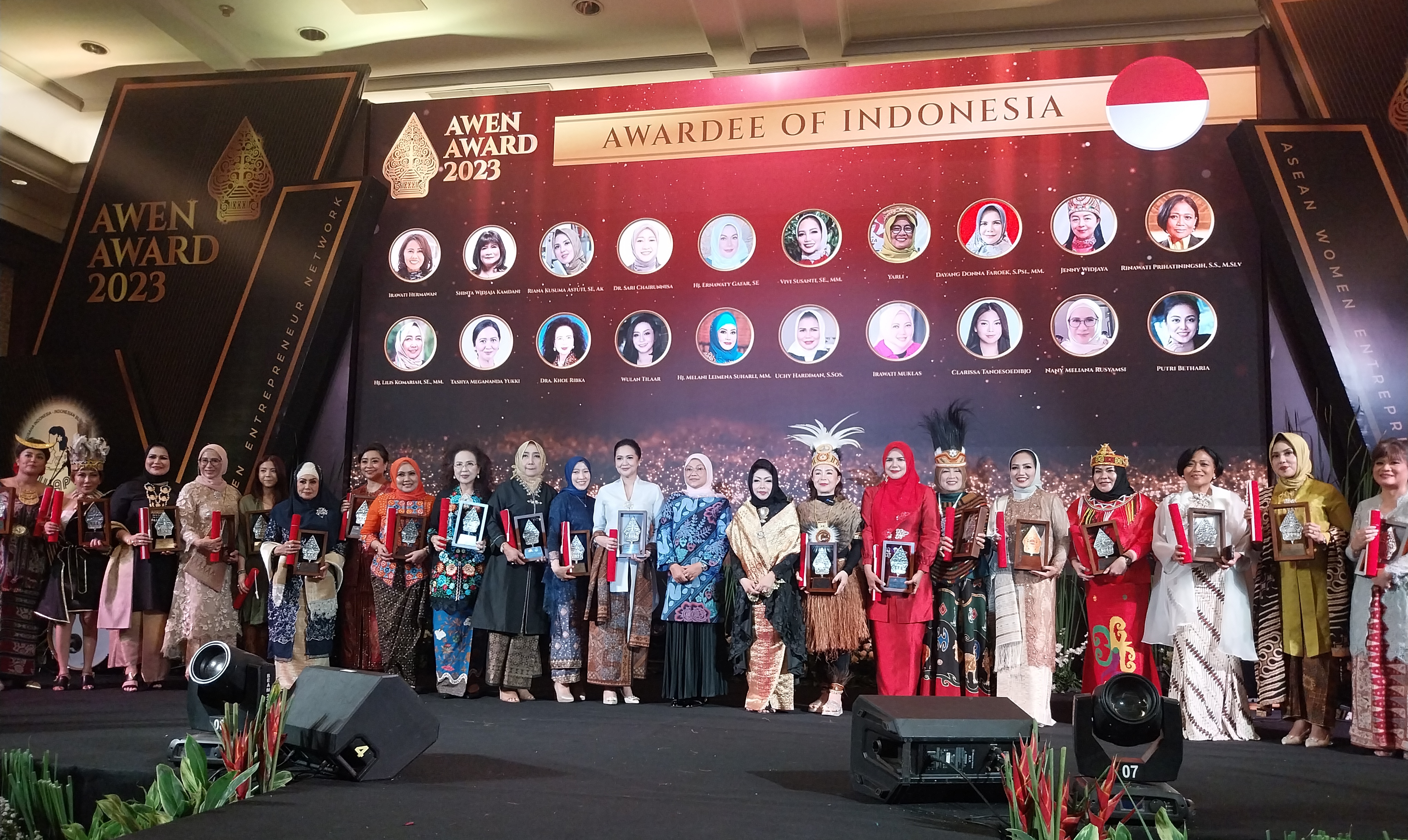 Direktur Martha Tilaar Spa dan Puspita Martha International Beauty School Wulan Tilaar meraih penghargaan pada ajang AWEN 2023.