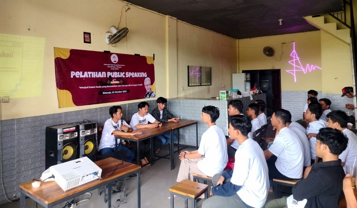 RELAWAN yang tergabung dalam kelompok Pemuda Mahasiswa Nusantara (PMN) menggelar pelatihan public speaking untuk para pemuda dan mahasiswa