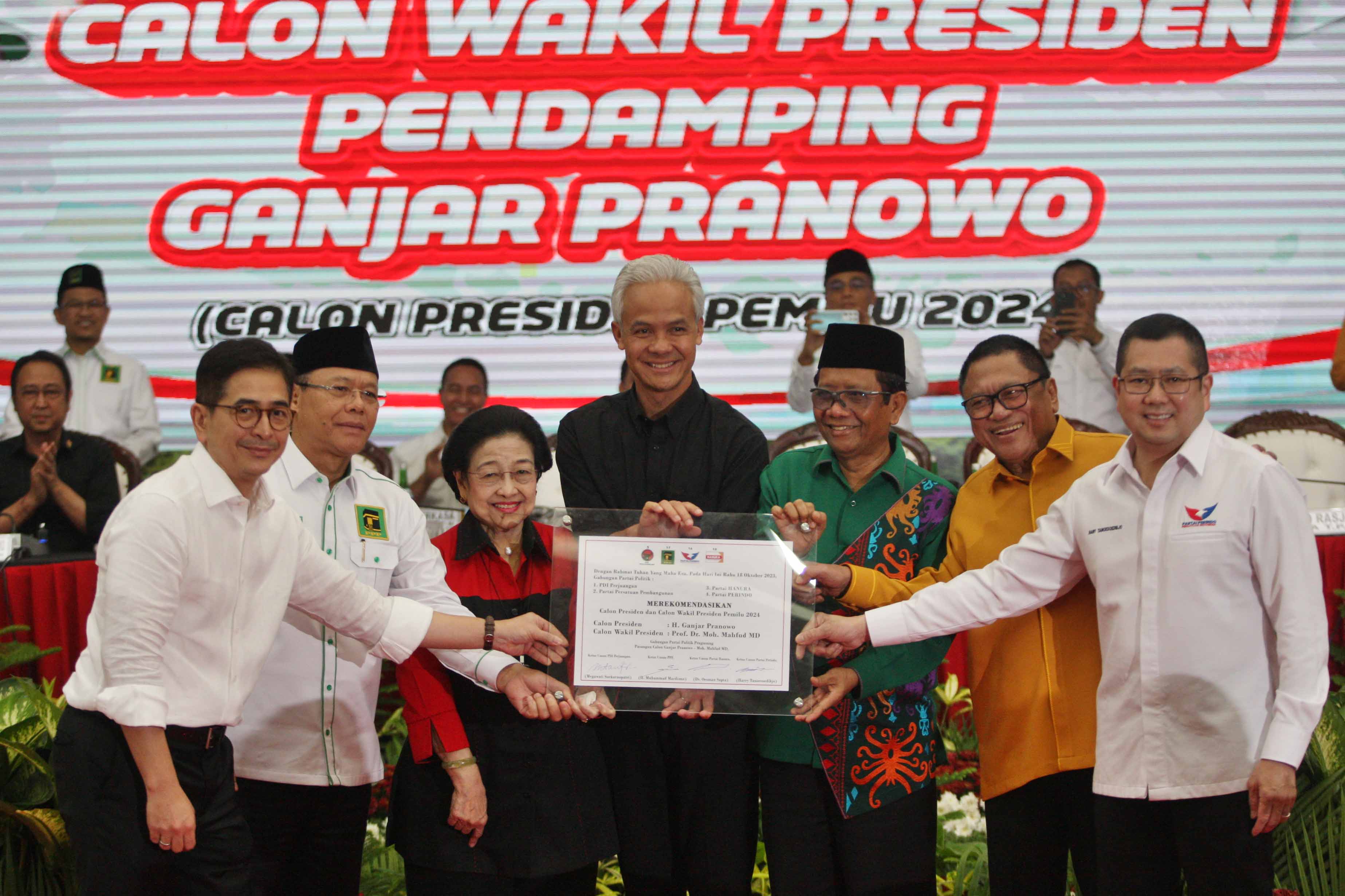 Pasangan capres-cawapres Ganjar Pranowo - Mahfud MD dan Ketua Umum PDIP Megawati Soekarno Putri di Kantor DPP PDIP, Jakarta, Rabu (18/10). 
