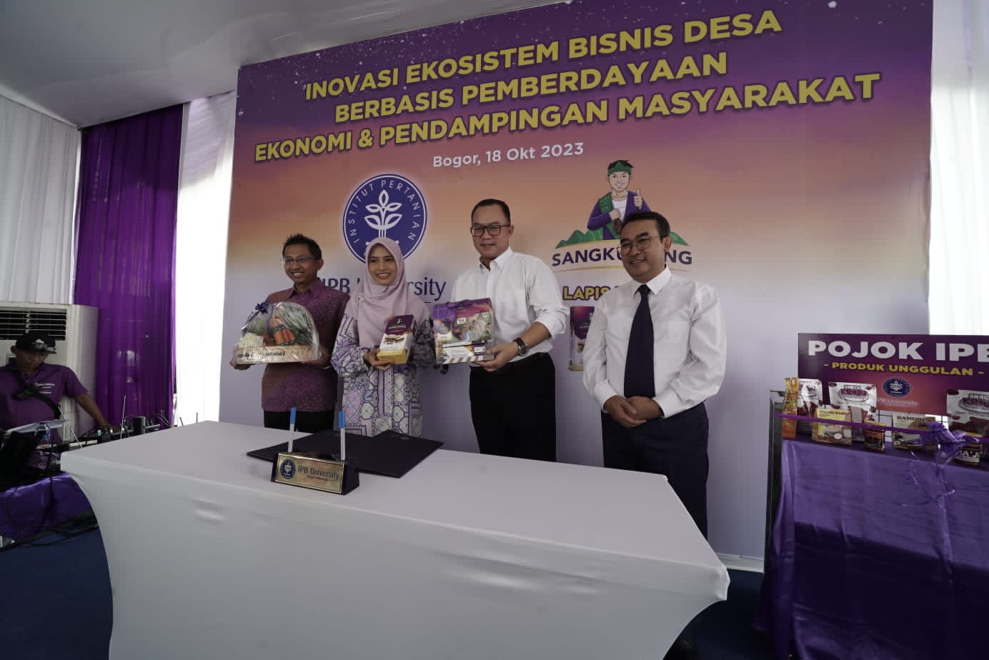Acara penandatanganan MoU antara PT Agrinesia Raya dan IPB University  untuk mendorong inovasi ekosistem bisnis desa di Bogor, Jabar.
