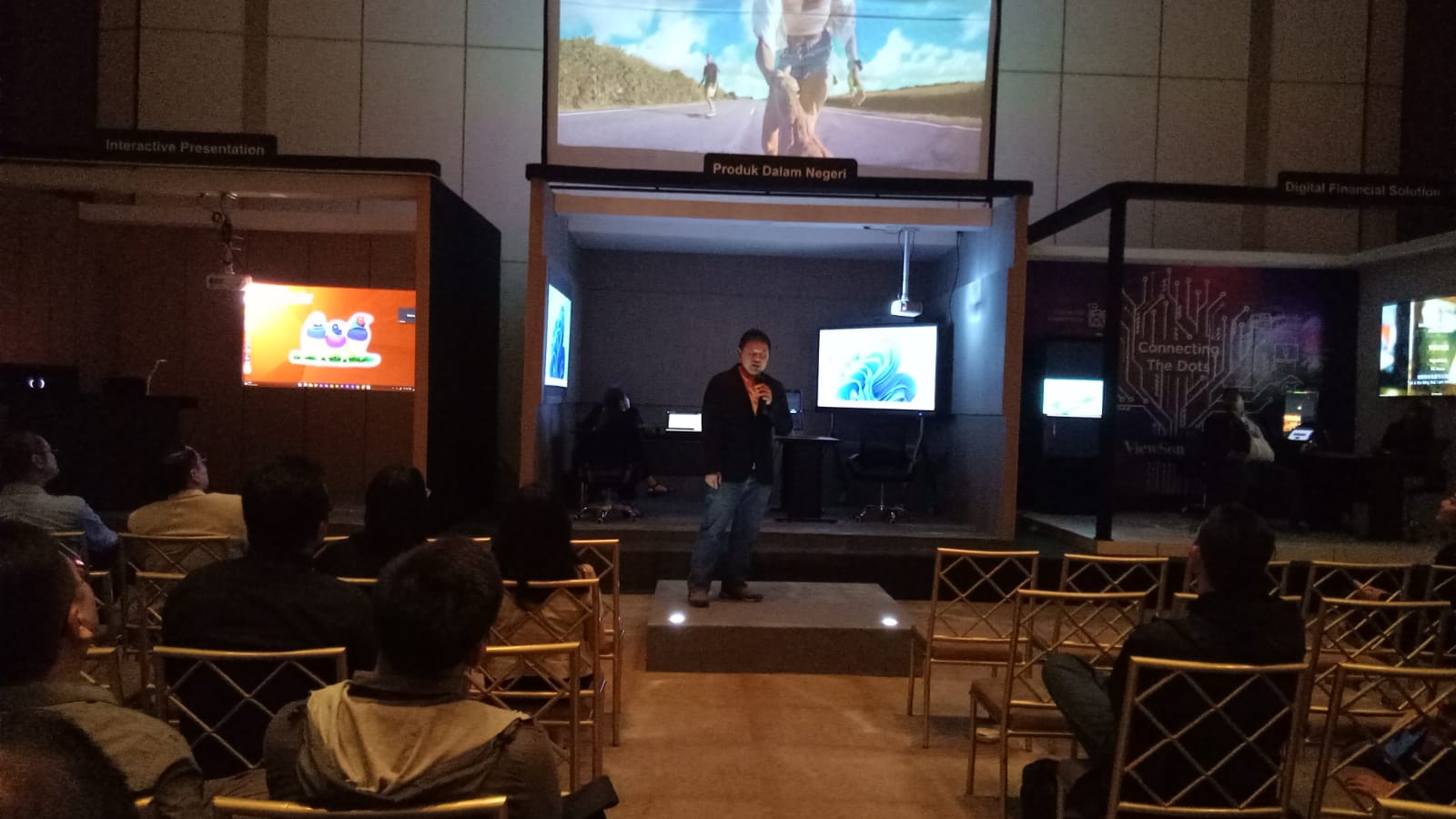 Pemaparan produk dalam negeri  dalam acara ViewSonic Solution Day 2023 dengan tema “Connecting The Dots” di Jakarta, Selasa (24/10/2023)