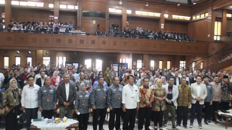 Gandeng Diknas dan Kadin Jabar, UPI adakan seminar nasional pendidikan vokasional dan pameran pusat keunggulan vokasi. 