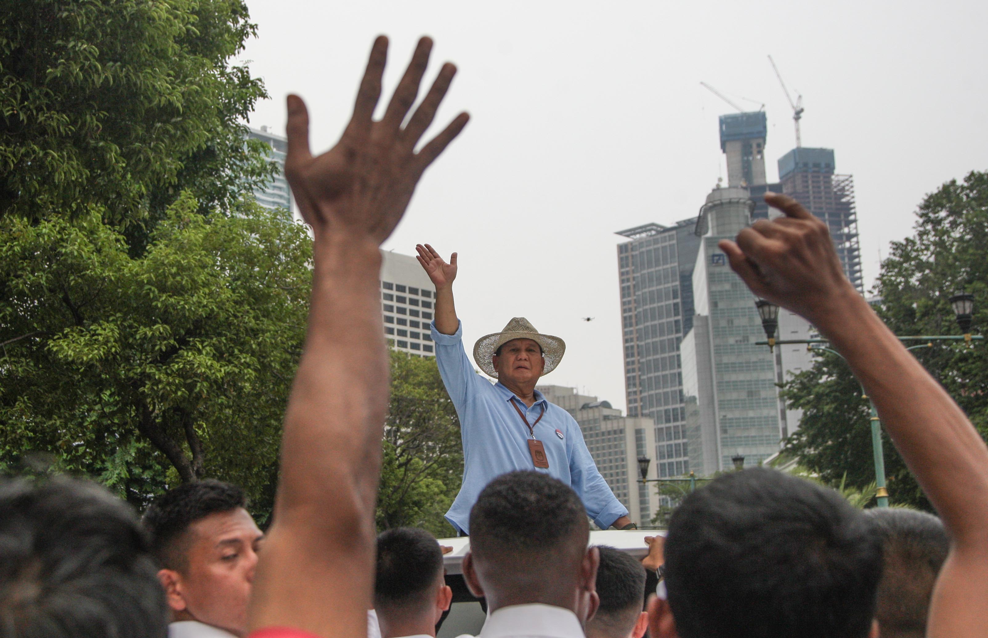  Pasangan bacapres-bacawapres dari Koalisi Indonesia Maju (KIM) Prabowo Subianto-Gibran Rakabuming Raka disambut para pendukungnya 