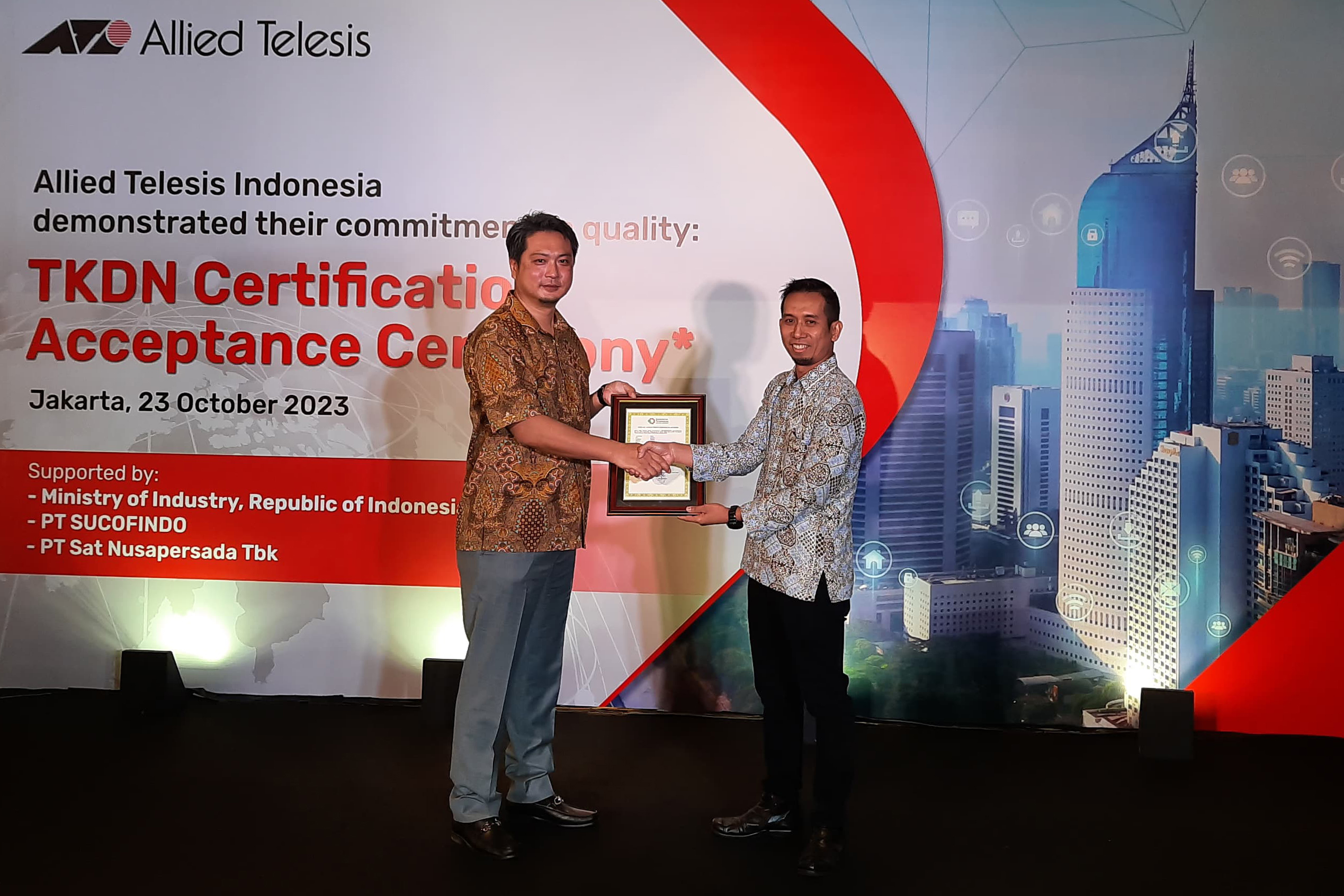 Penyerahan sertifikasi Tingkat Komponen Dalam Negeri (TKDN) untuk 18 produk switch yang diproduksi Allied Telesis di Batam.