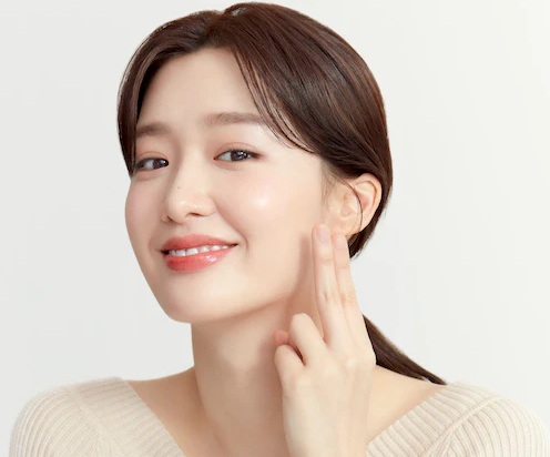 Salah satu rahasia agar kulit glowing dengan rajin melakukan eksfoliasi guna mengangkat sel kulit mati di wajah.