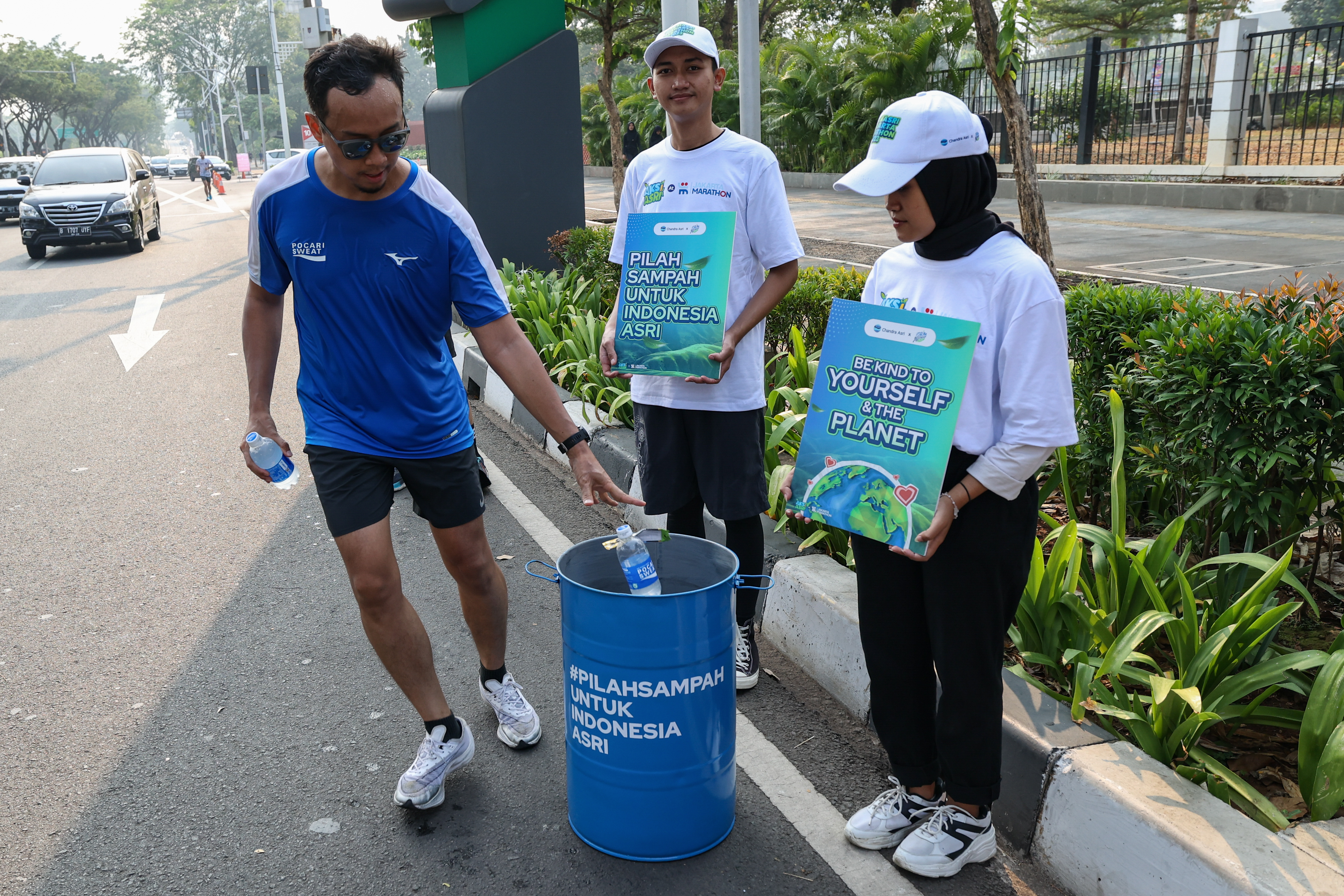 Chandra Asri Group menggelar “Aksi Asri Operasi Semut untuk #IndonesiaAsri pada pre-Event Jakarta Marathon 2023 di Jakarta, Minggu (8/10)..