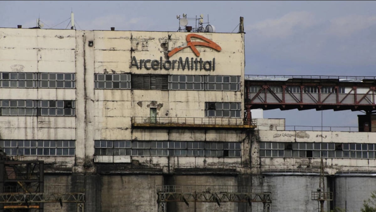 Kebakaran yang melanda sebuah tambang milik ArcelorMittal, di Kazakhstan.