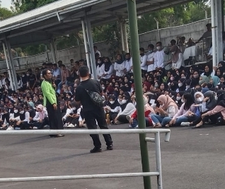 Para karyawan pabrik PT Teodore Pan Garmindo berunjuk rasa ssecara damai meminta agar upah mereka dibayarkan. 