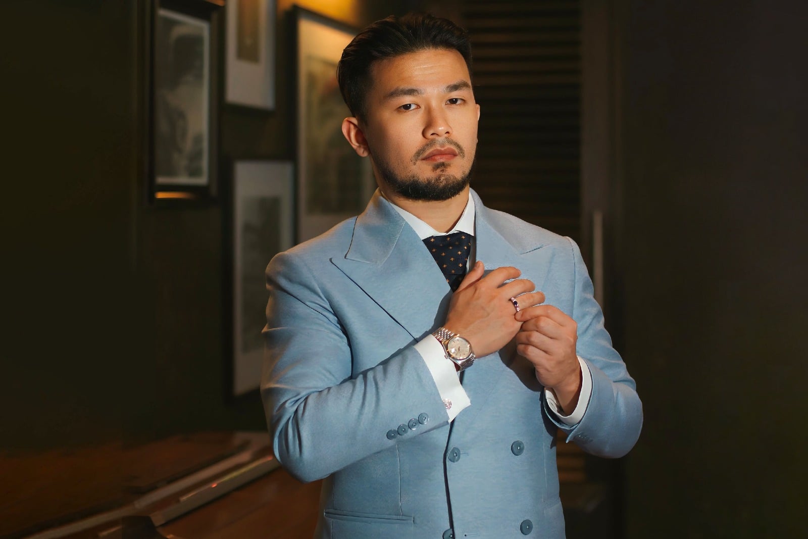 Agar tampilan formal pria terlihat berkharisma dan elegan bisa ditambah aksesori seperti cufflink. 