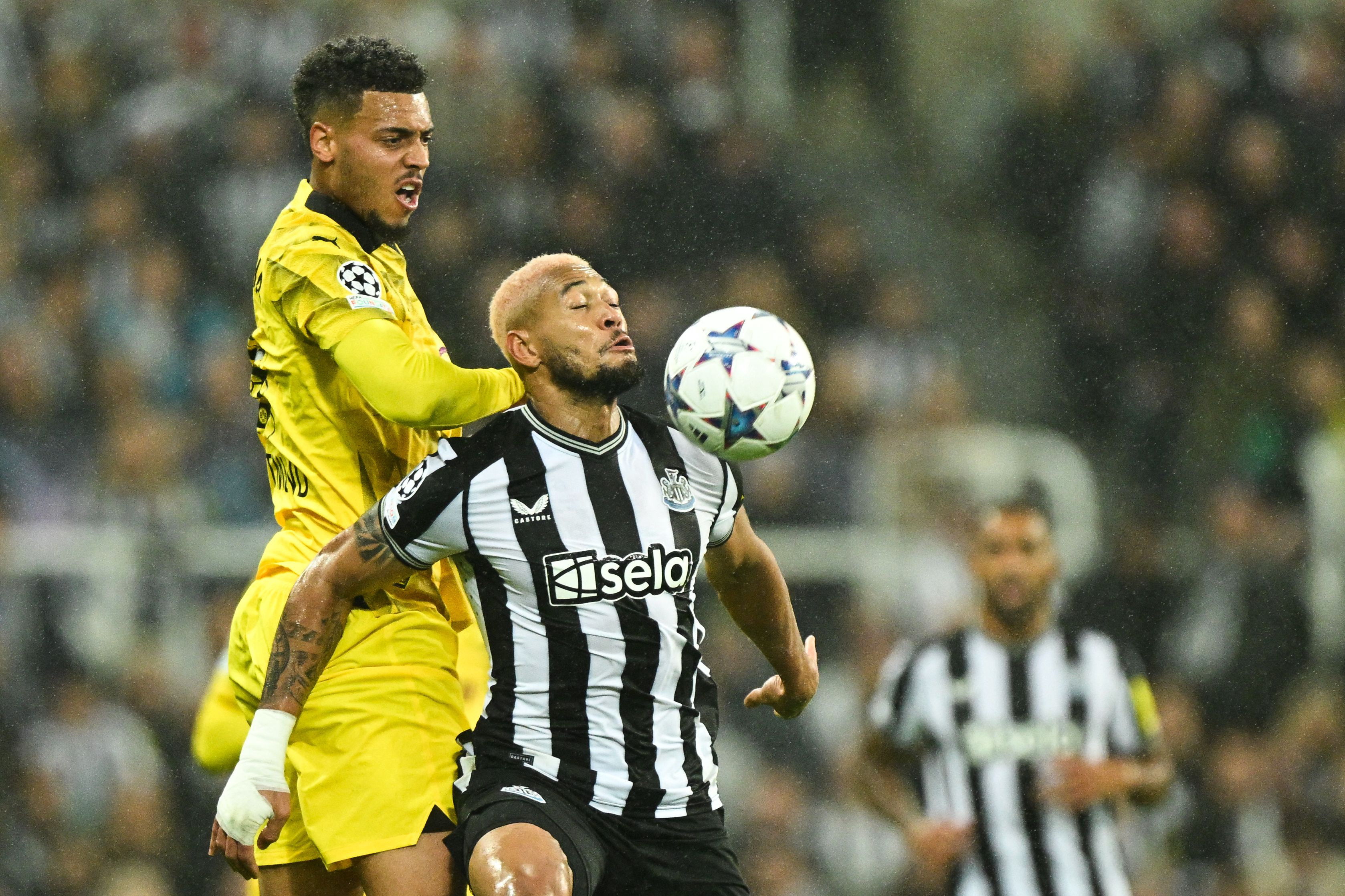 Gelandang Dortmund Felx Nmecha berebut bola dengan striker Newcastle United Joelinton di lanjuta Liga Champions
