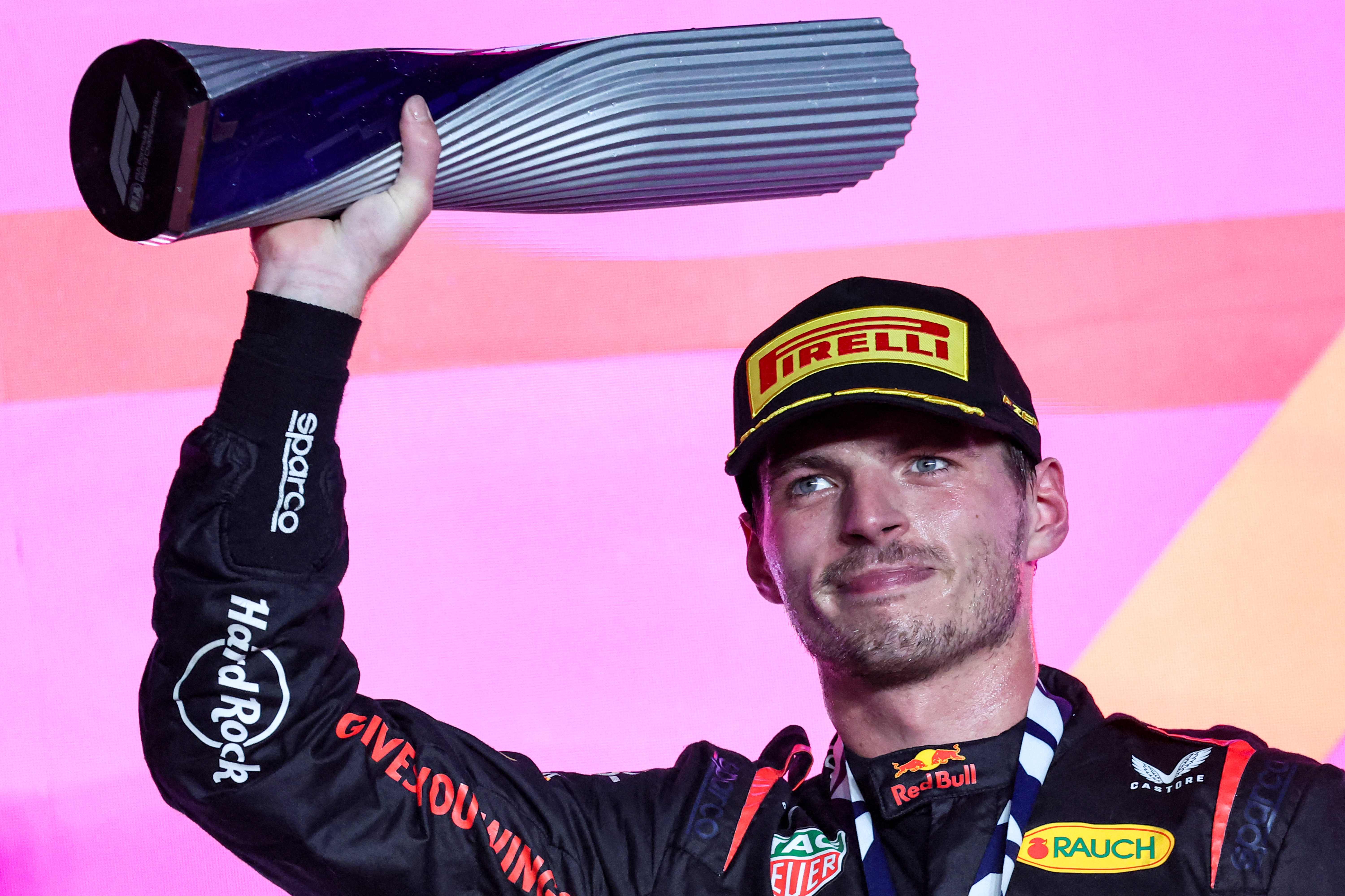 Pembalap Red Bull Max Verstappen mengangkat trofi usai menjadi yang tercepat di GP Qatar