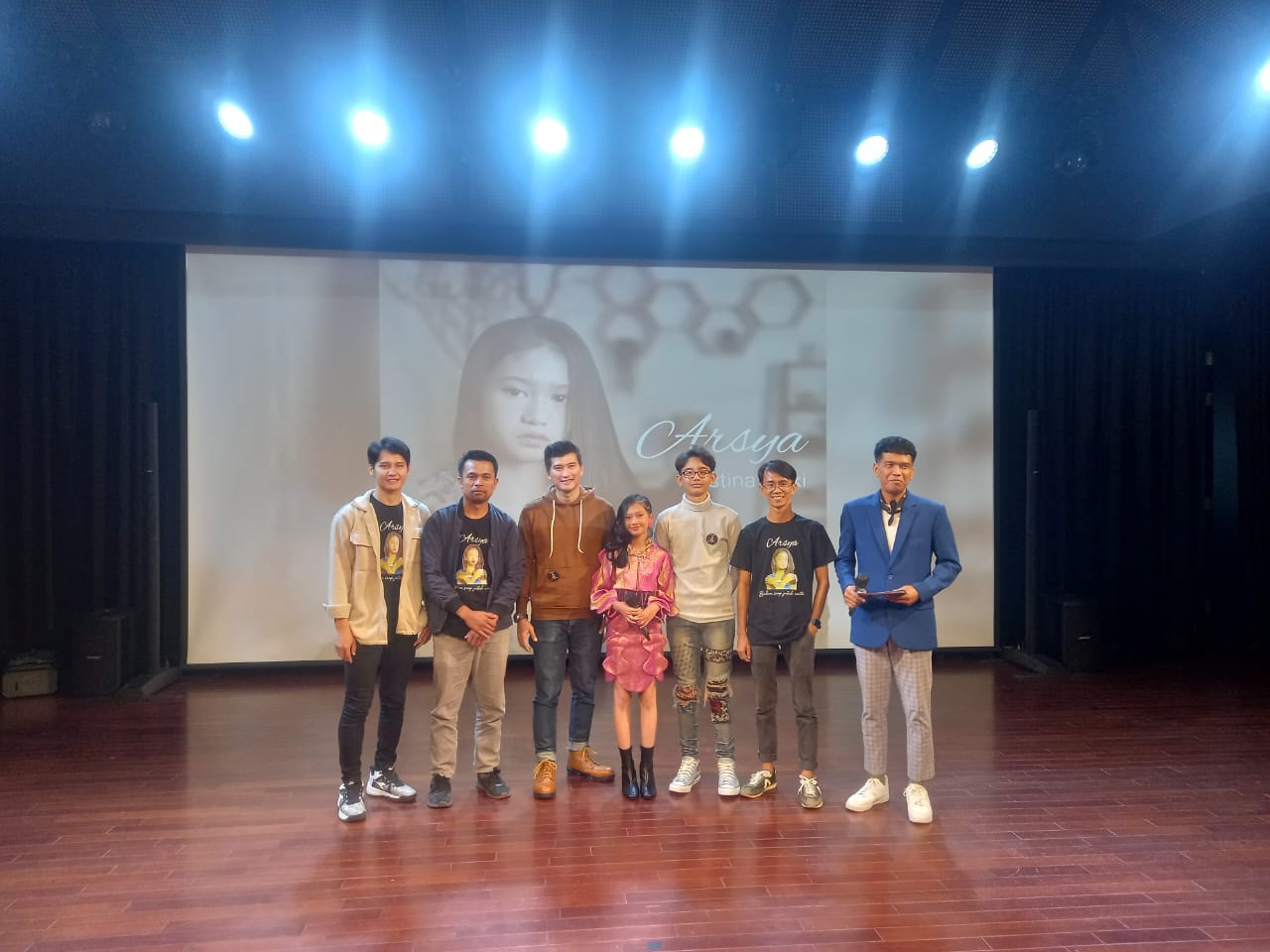 Setelah menjalani berbagai penampilan panggung, Arsya (tengah), akhirnya merilis single perdana berjudul Belum Siap Jatuh Cinta.