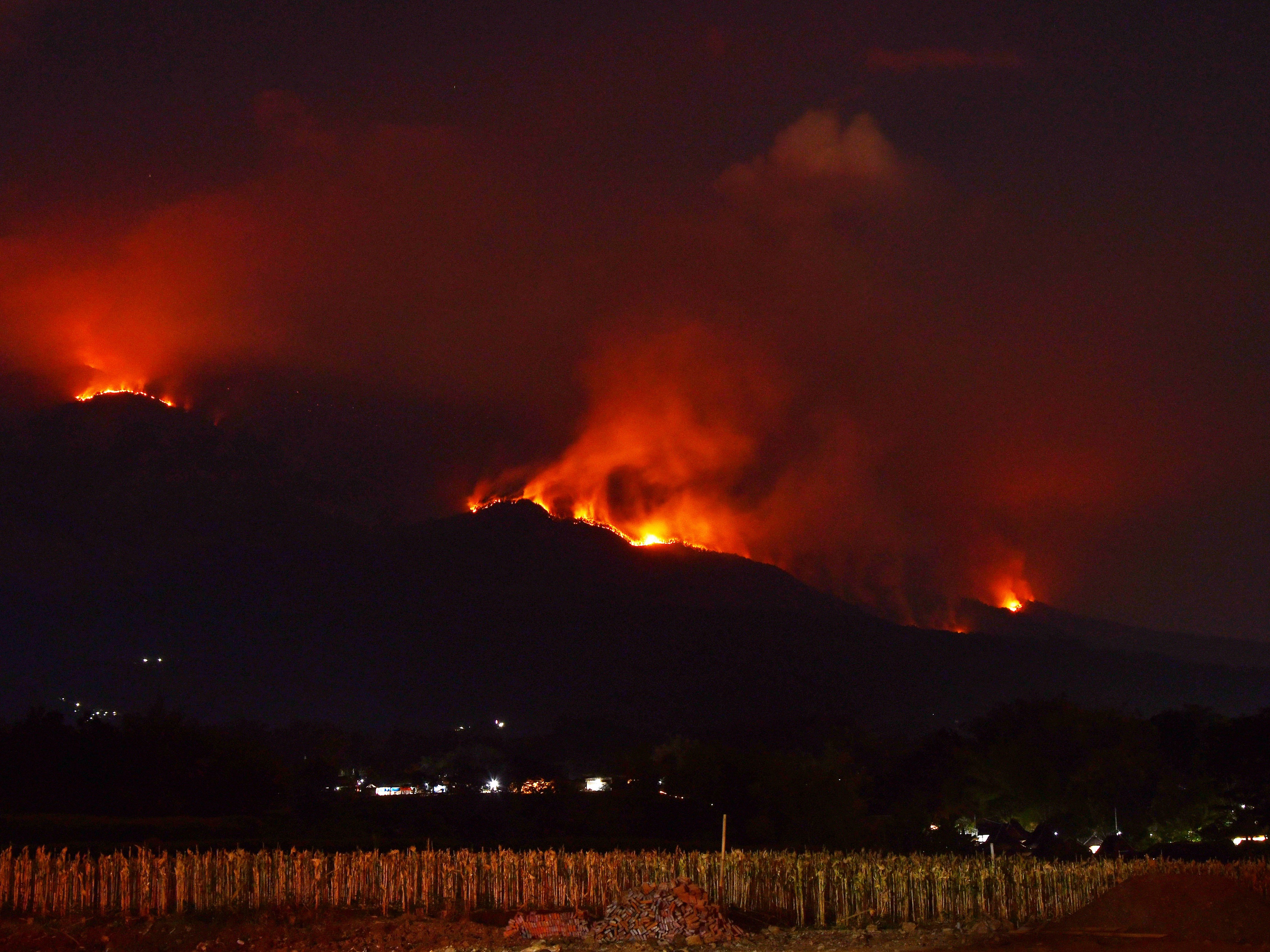 Sejumlah titik api di Gunung Lawu terlihat dari Panekan, Magetan, Jawa Timur, Sabtu (30/9/2023).