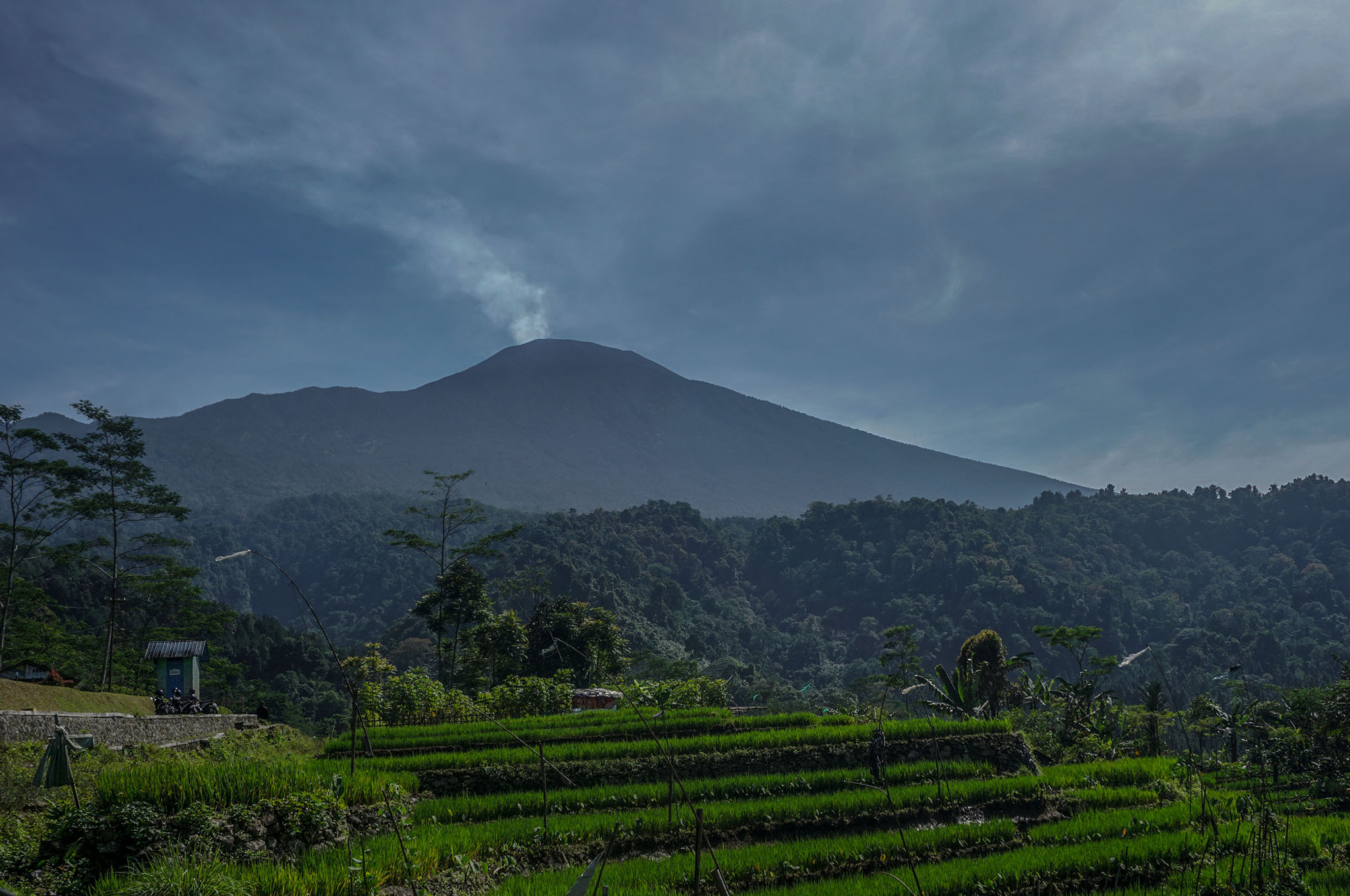 Panorama Gunung Slamet yang terlihat dari Dusun Kalipagu, Desa Ketenger, Kecamatan Baturraden, Banyumas, Jawa Tengah.