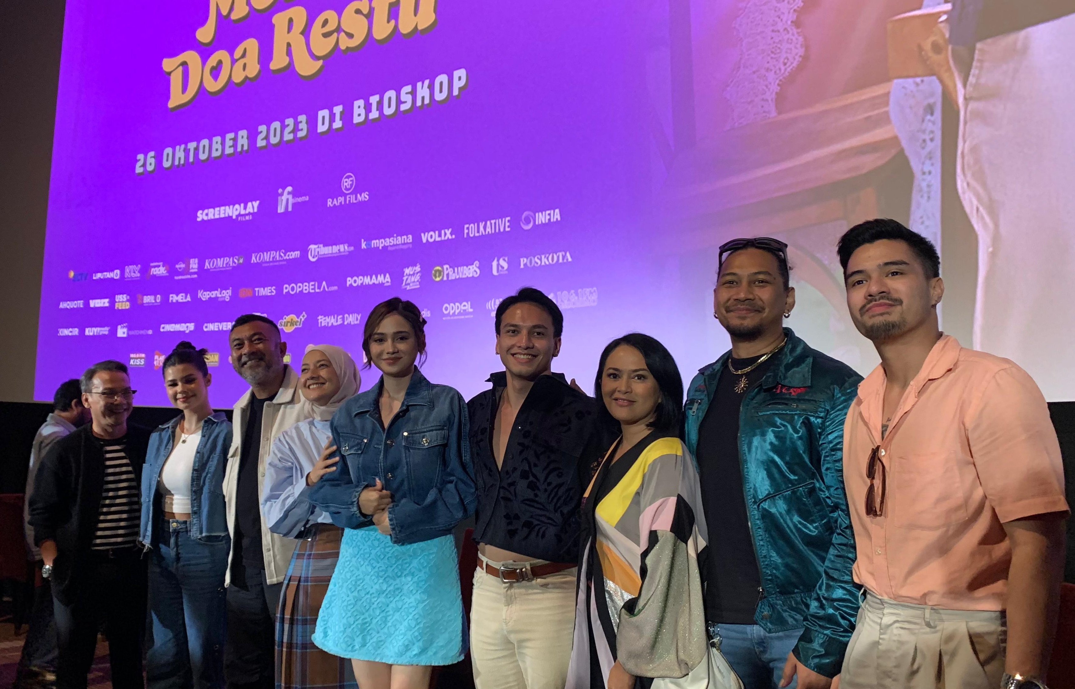 Para pemeran film Mohon Doa Restu, Senin (23/10), di Jakarta.