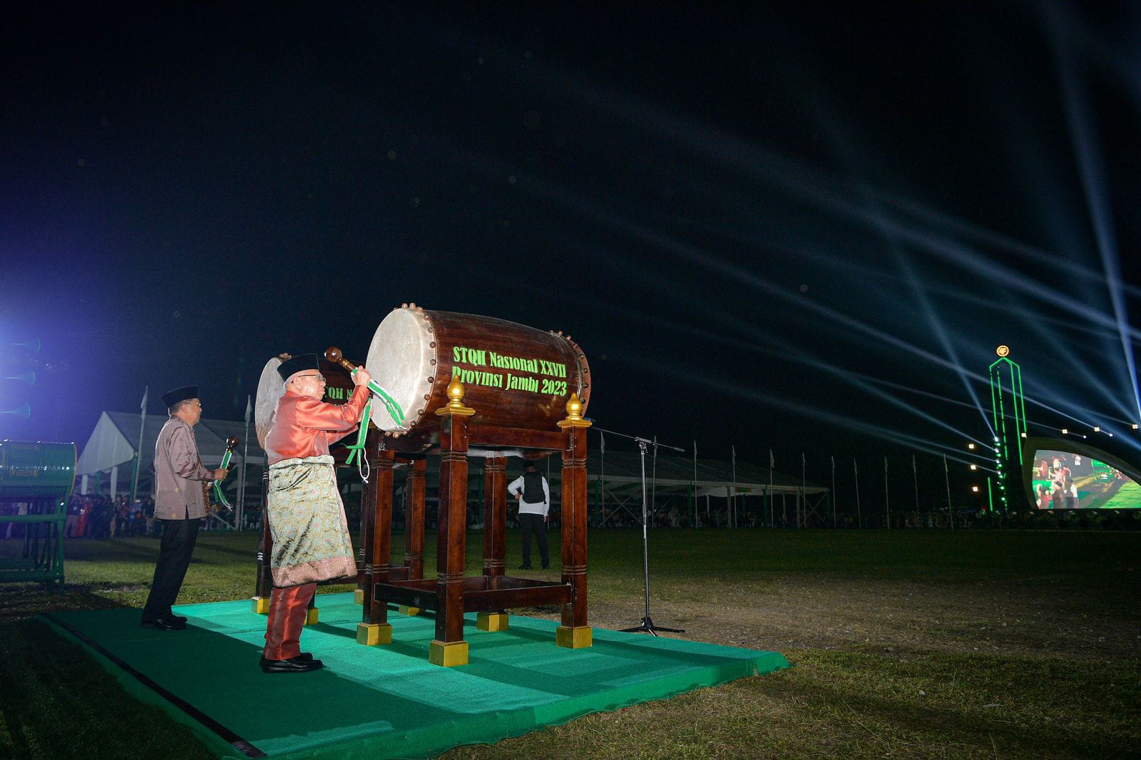 Wakil Presiden Ma'ruf Amin memukul bedug tanda dimulainya  Seleksi Tilawatil Qur'an dan Hadits (STQH) Nasional XXVII Jamb