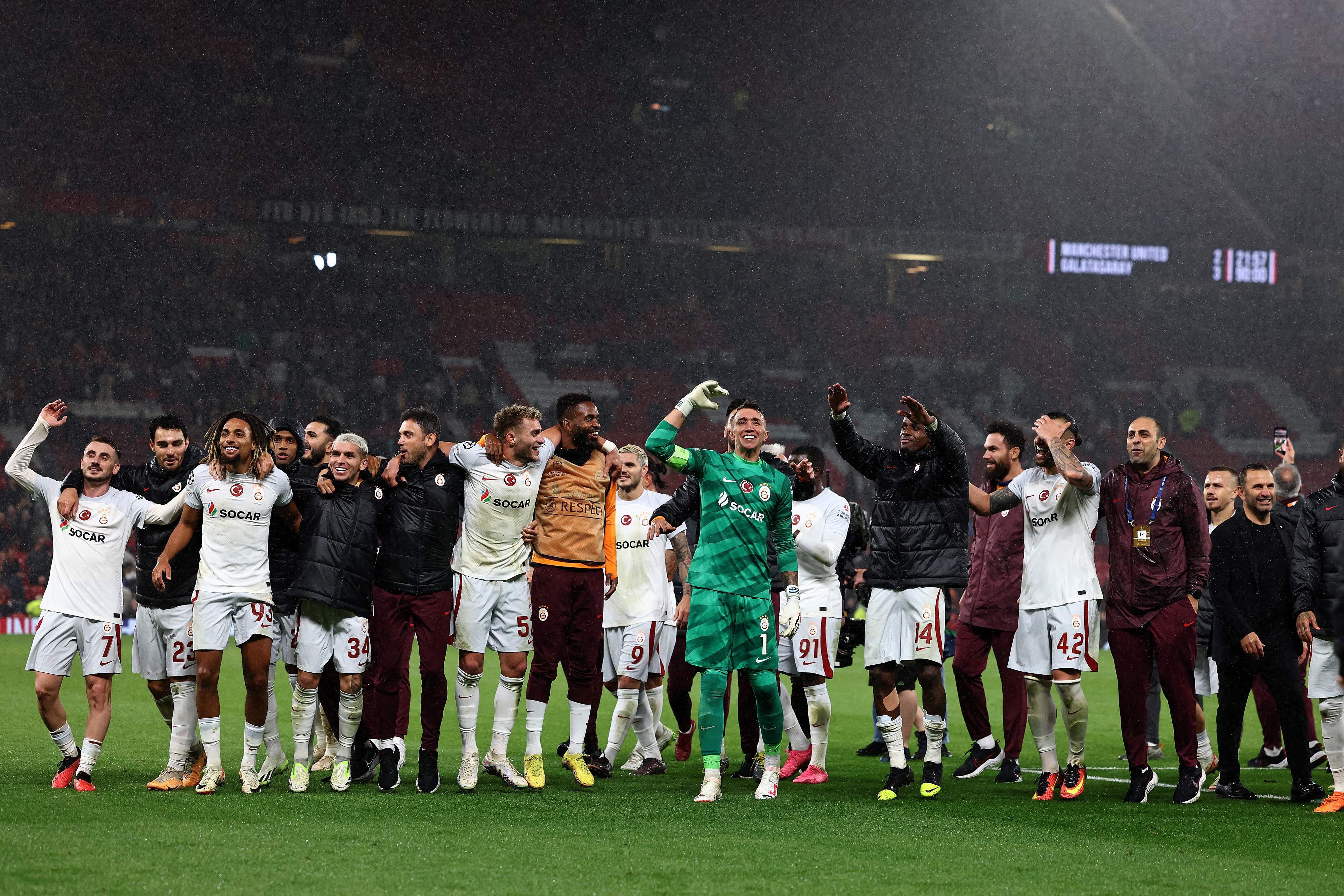 Para pemain Galatasaray melakukan selebrasi usai meraih kemenangan di kandang Manchester United di laga Liga Champions.