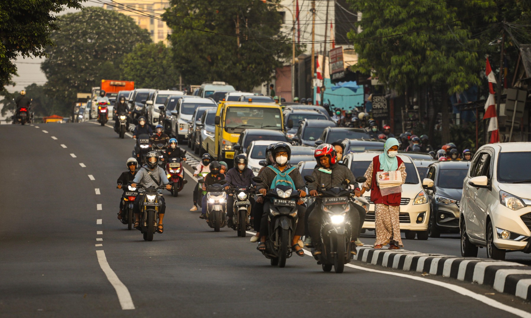Pengendara sepeda motor melintas di Jakarta.