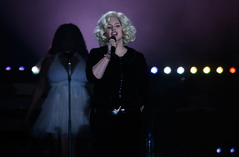 Penyanyi Lana del Rey mengaku memberikan sebagian keuntungan dari konsernya ke kota tempat pertunjukannya diadakan.