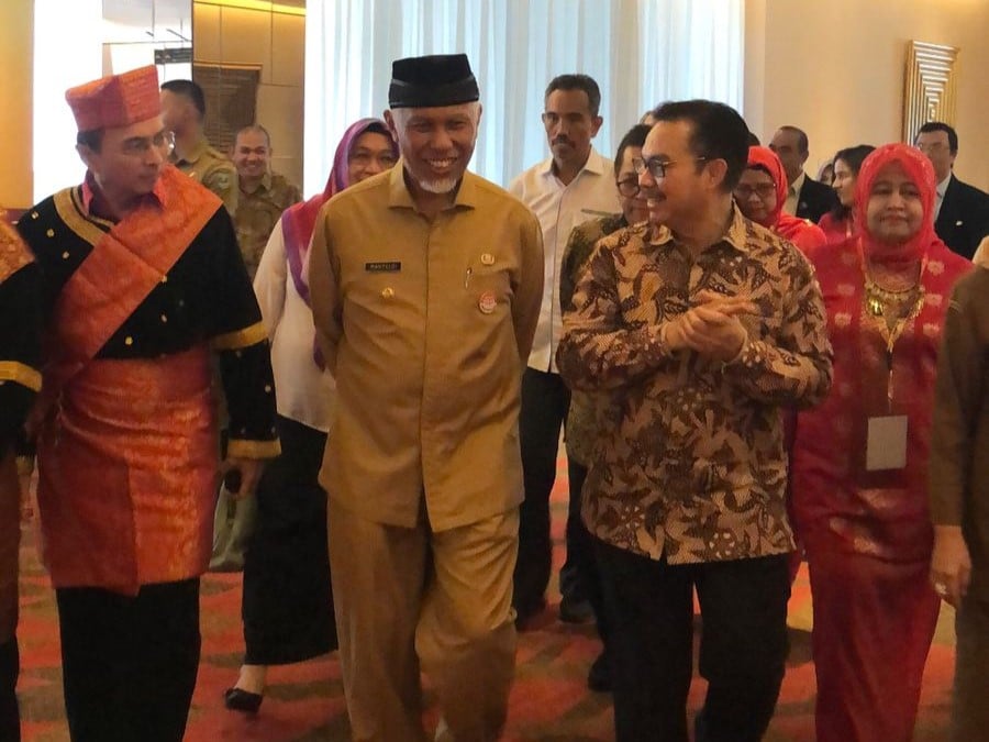 Masih banyak anak tinggal di rumah tidak layak huni. Karena itu TBC dan penyakit-penyakit yang menular masih mewarnai.