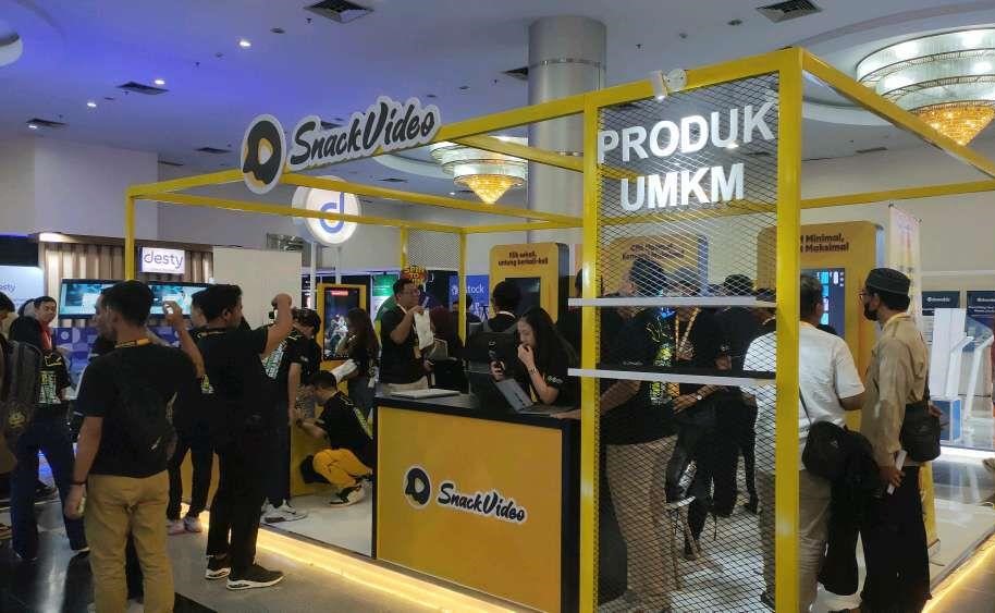 Booth SnackVideo pada acara Indonesia Digital MeetUp 2023 di SMESCO ramai dikunjungi oleh pelaku UMKM