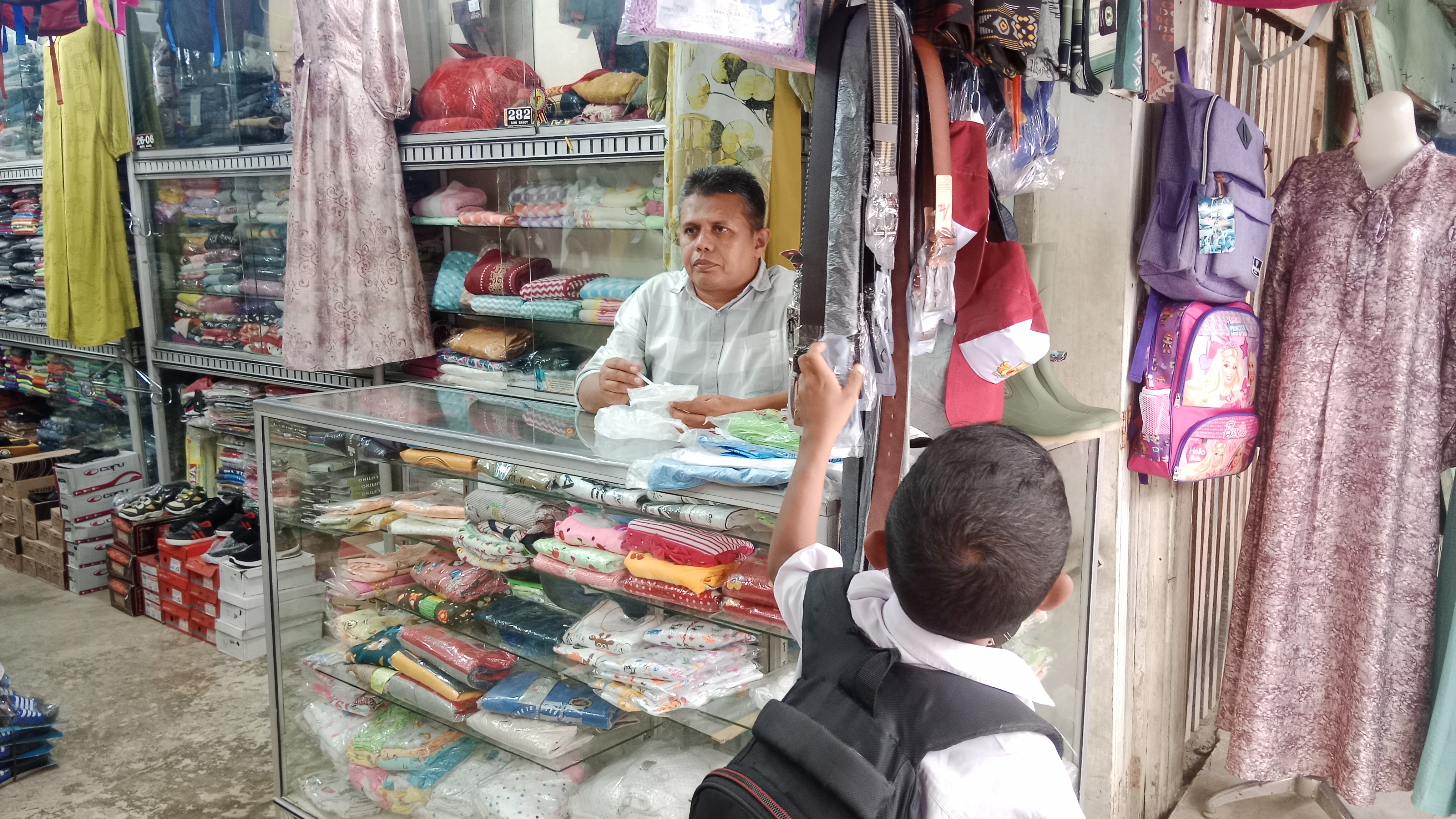 Pedagang baju di pusat perbelanjaan Kota Sigli, Kabupaten Pidie, Aceh.