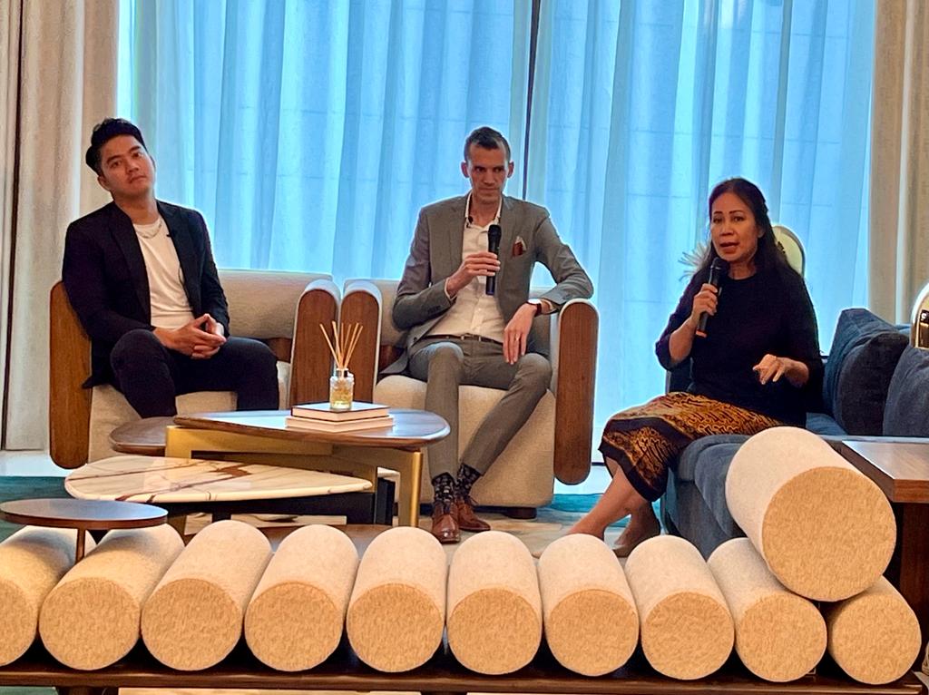 Talkshow furniture yang menghadirkan desainer Joe Human, selebritas Boy Williams dan Halistya, Owner of Vinoti Living di Jakarta.