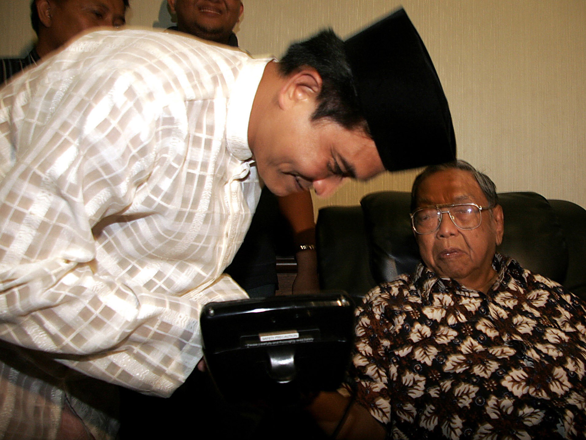 Almarhum Abdurrahman Wahid atau Gus Dur (kanan) bersama Yusril Ihza Mahendra pada 7 September 2008.