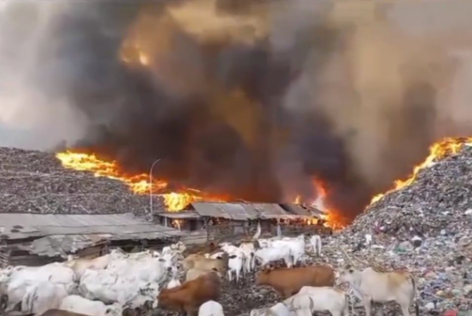 Kebakaran terjadi di TPA Jatibarang, Semarnag, Jawa Tengah.