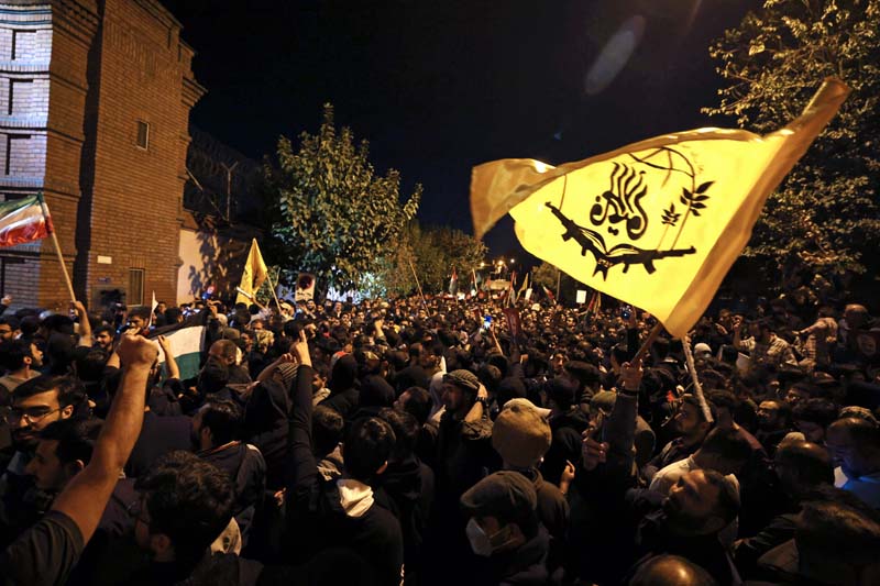 Protes Massa di Tehran Terhadap Serangan Gaza di Kedutaan Besar Prancis dan Inggris