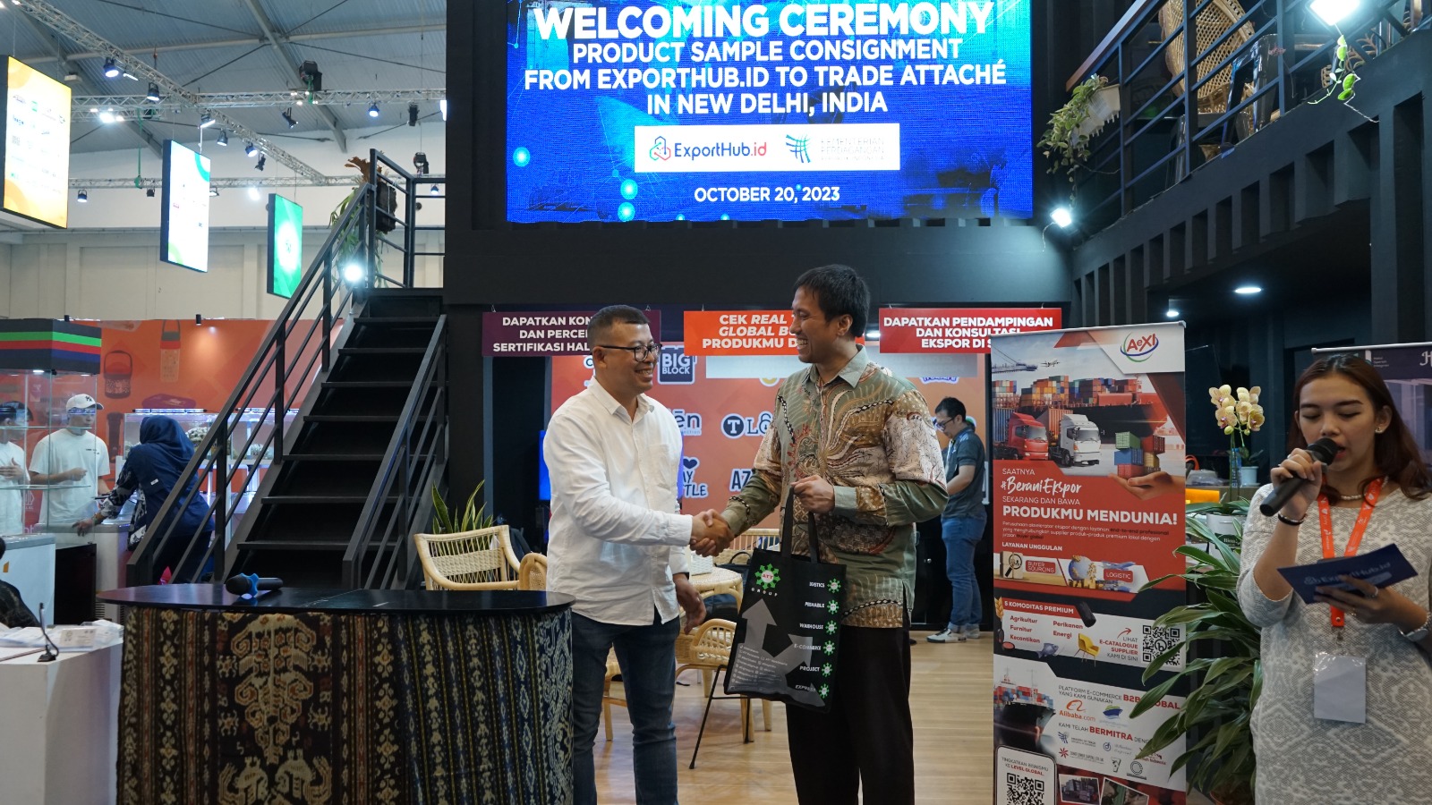 ExpotHub.id dan Atase Perdagangan New Delhi, India, secara resmi menyelenggarakan seremoni penyerahan sampel produk.