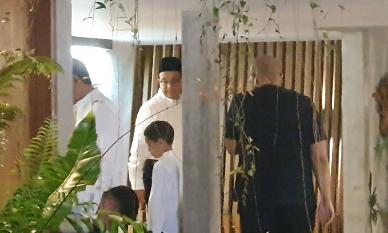 Keluarga Anies Baswedan salat subuh. 