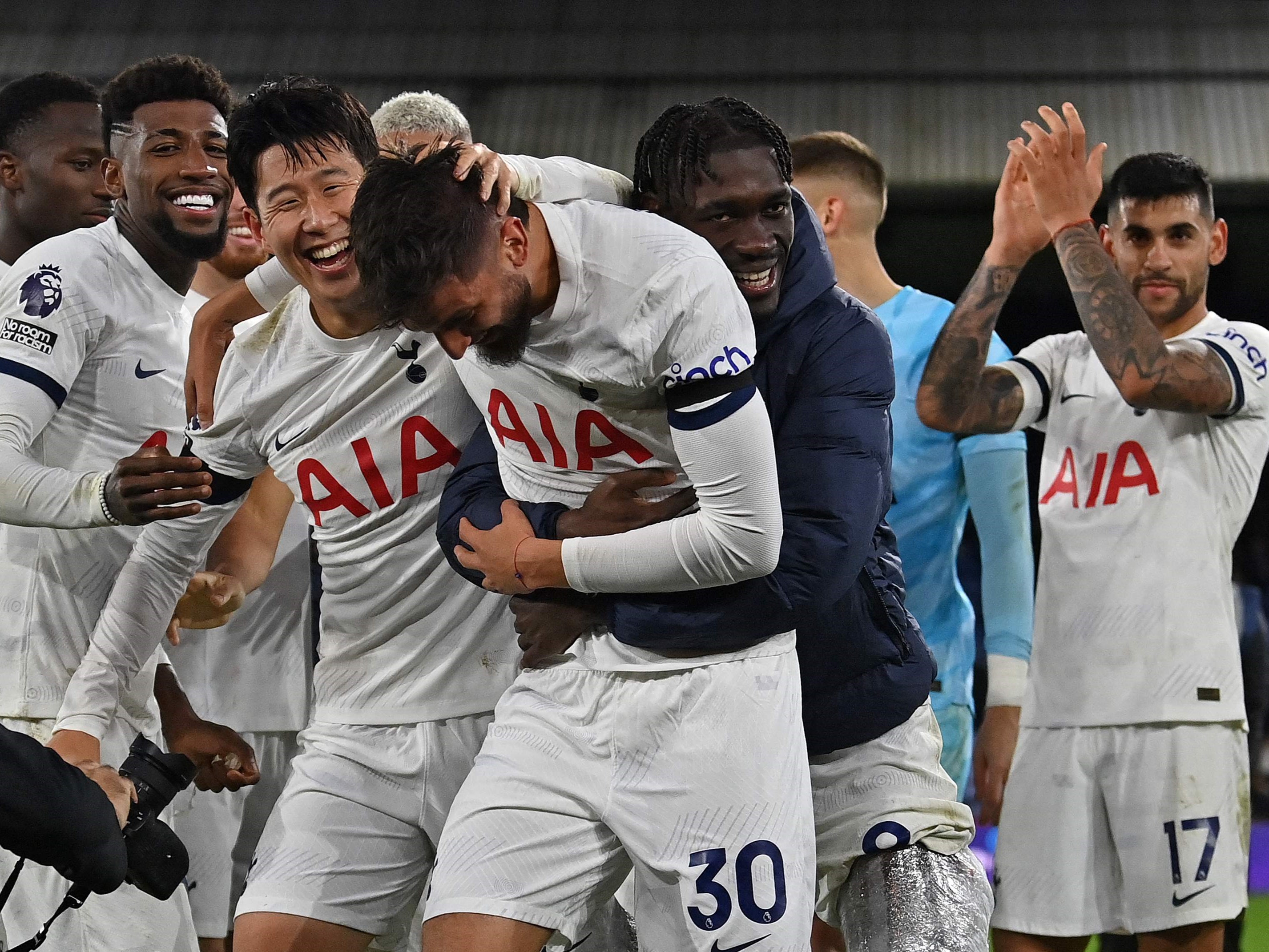 Para pemain Tottenham Hotspur berselbrasi usai menang atas Crystal Palace.
