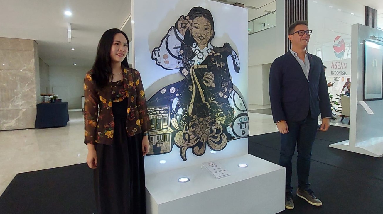 Catherine Oslo (perwakilan seniman ASEAN) dan Benjamin Hampe (Project Director KONNECT ASEAN) dengan karya seni berjudul 'Seizing Identity'.