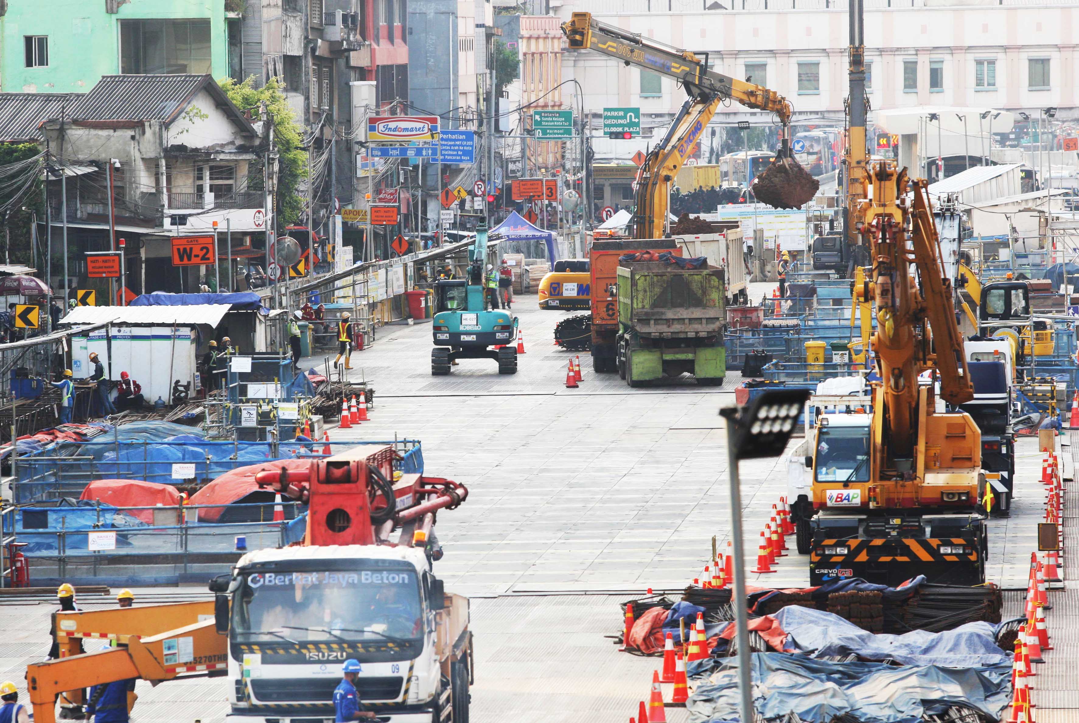 Pengerjaan proyek Mass Rapid Transit (MRT) Fase 2A-CP203 rute Bundaran HI-Kota Tua di kawasan Jalan Gajah Mada, Jakarta.