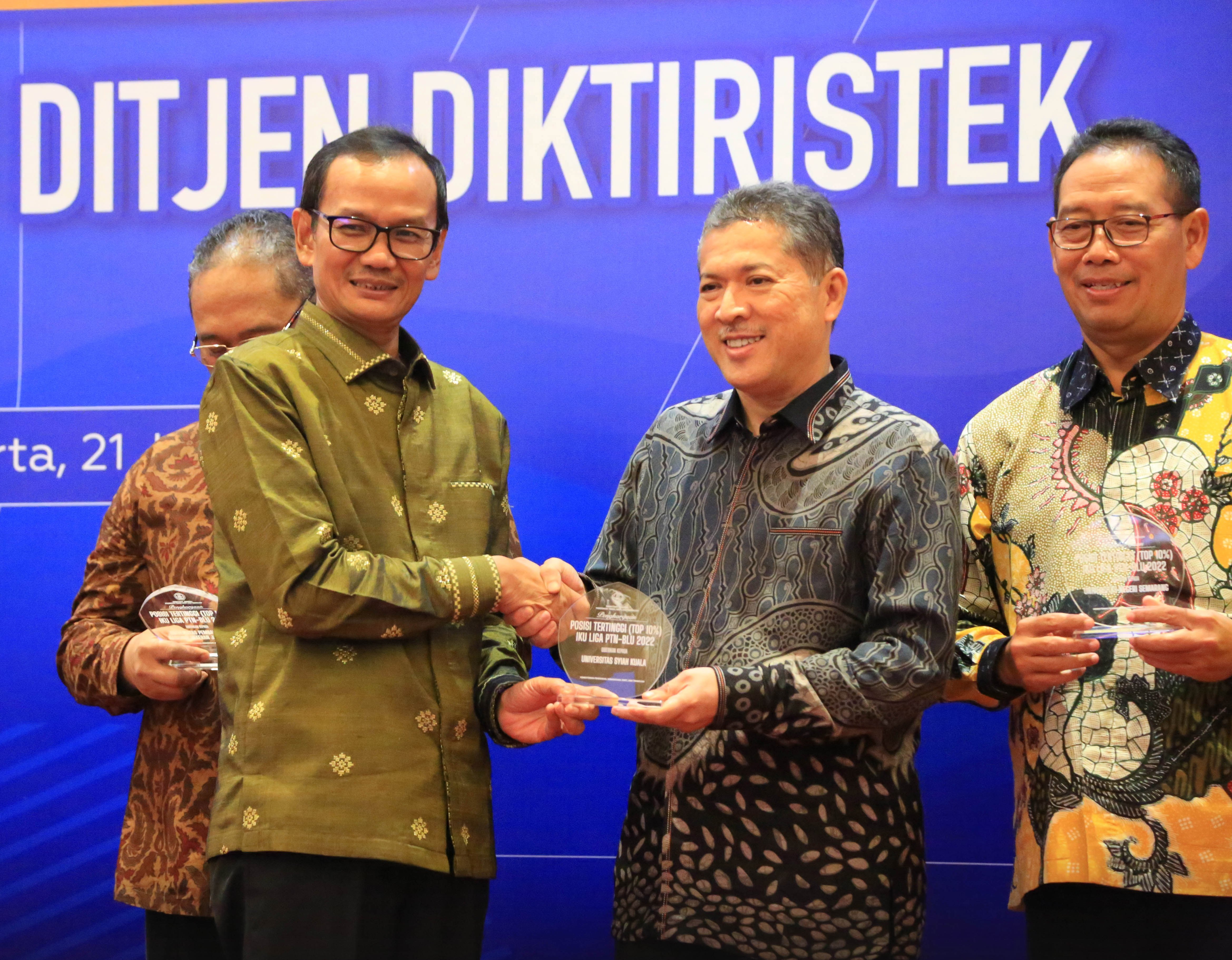 Plt. Dirjen Pendidikan Tinggi, Riset dan Teknologi Prof. Nizam, dua dari kiri.
