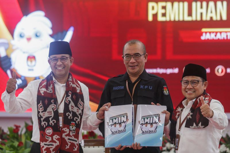 Bakal pasangan capres cawapres Anies Baswedan dan Muhaimin Iskandar usai menyerahkan berkas pendaftaran ke KPU.