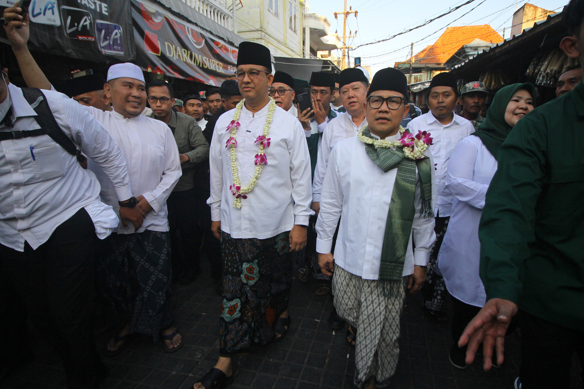 Bacapres Anies Baswedan (tengah) dan Bacawapres Muhaimin Iskandar (kanan).