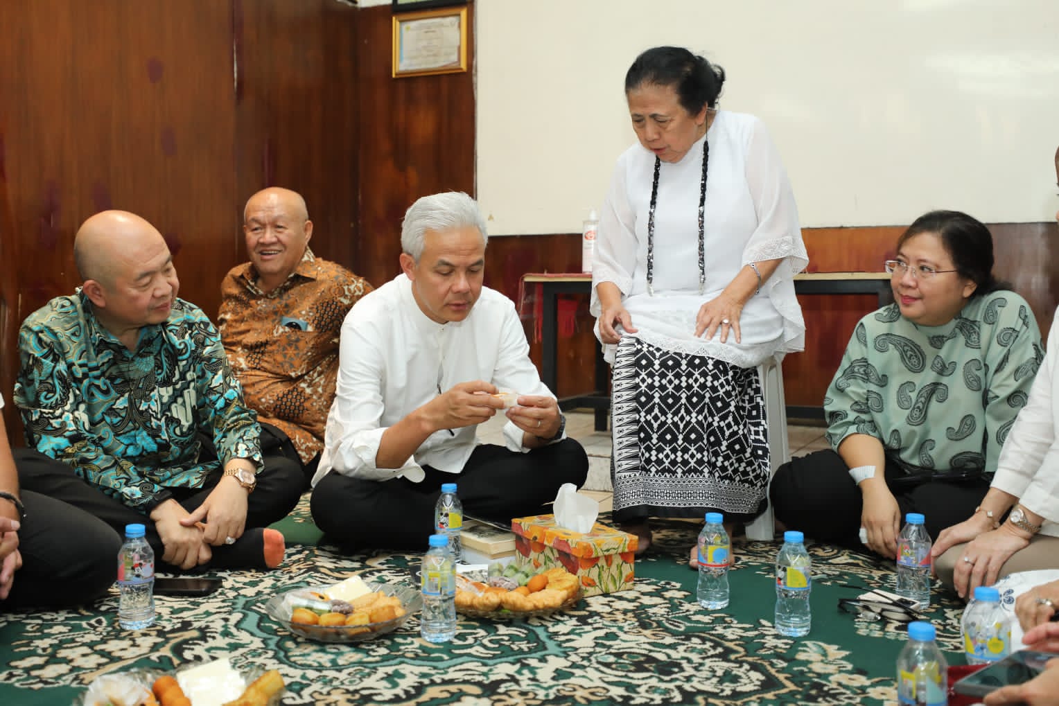 Bacapres Ganjar Pranowo bertemu tokoh sunda Popong Otje Djunjunan atau Ceu Popong
